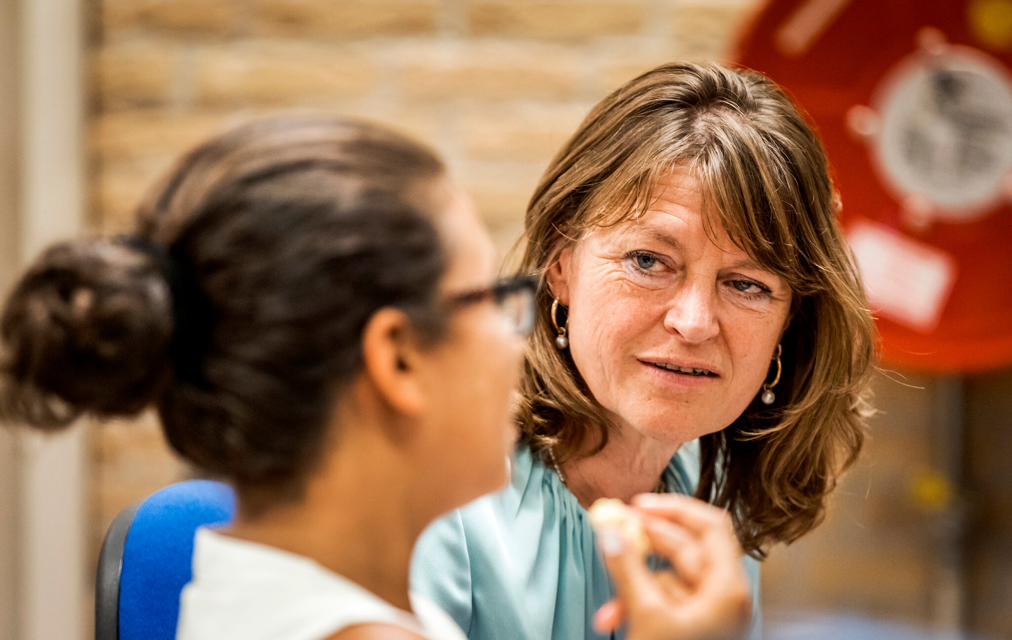 Kinderombudsman Magrite Kalverboer in gesprek met een kind. Hollandse Hoogte /  ANP