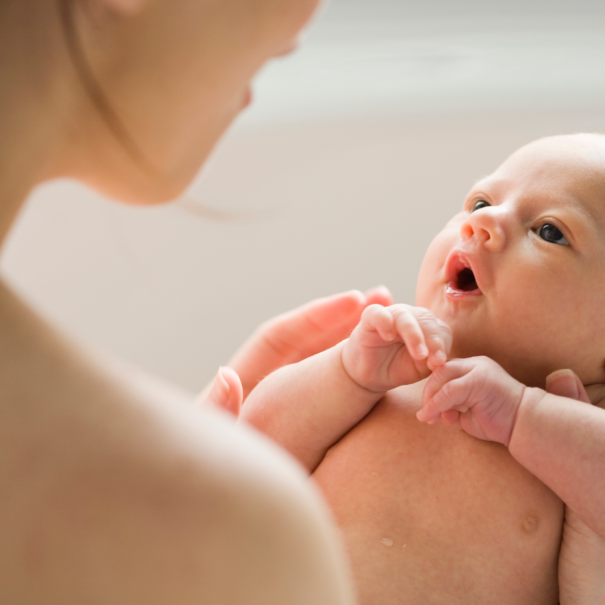 een uur per dag blote baby op buik moeder verandert inhoud darmen van pasgeboren kind