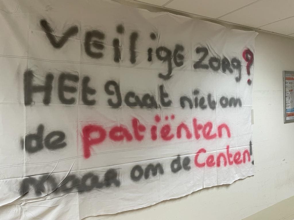 Spandoeken op de afdeling Verloskunde van Gelre ziekenhuizen Zutphen. Met name de nieuwe voorzitter Pier Eringa moet het daarbij ontgelden. de Stentor