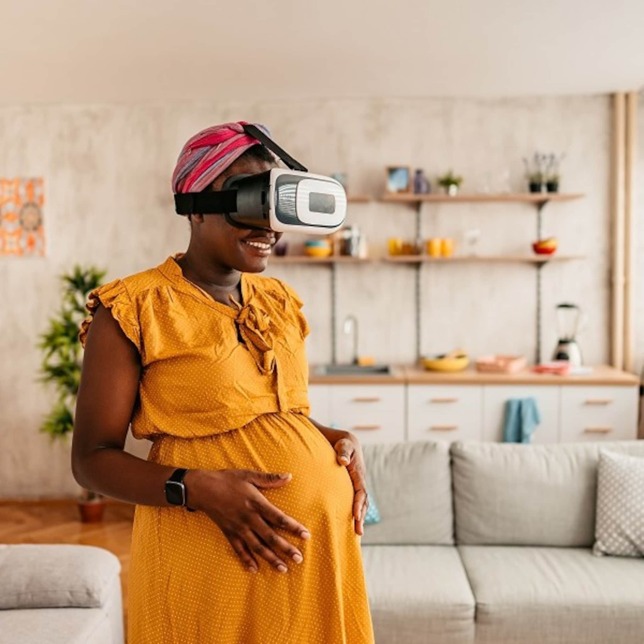 welkome afleiding vrouwen testen een vr bril bij de bevalling voor minder pijn