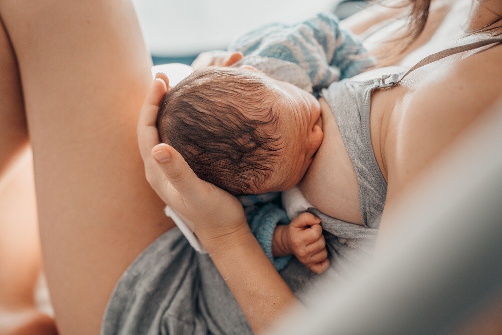 Na keizersnede krijgt baby belangrijke bacteriën alsnog via de borstvoeding Ouders van Nu Redactie