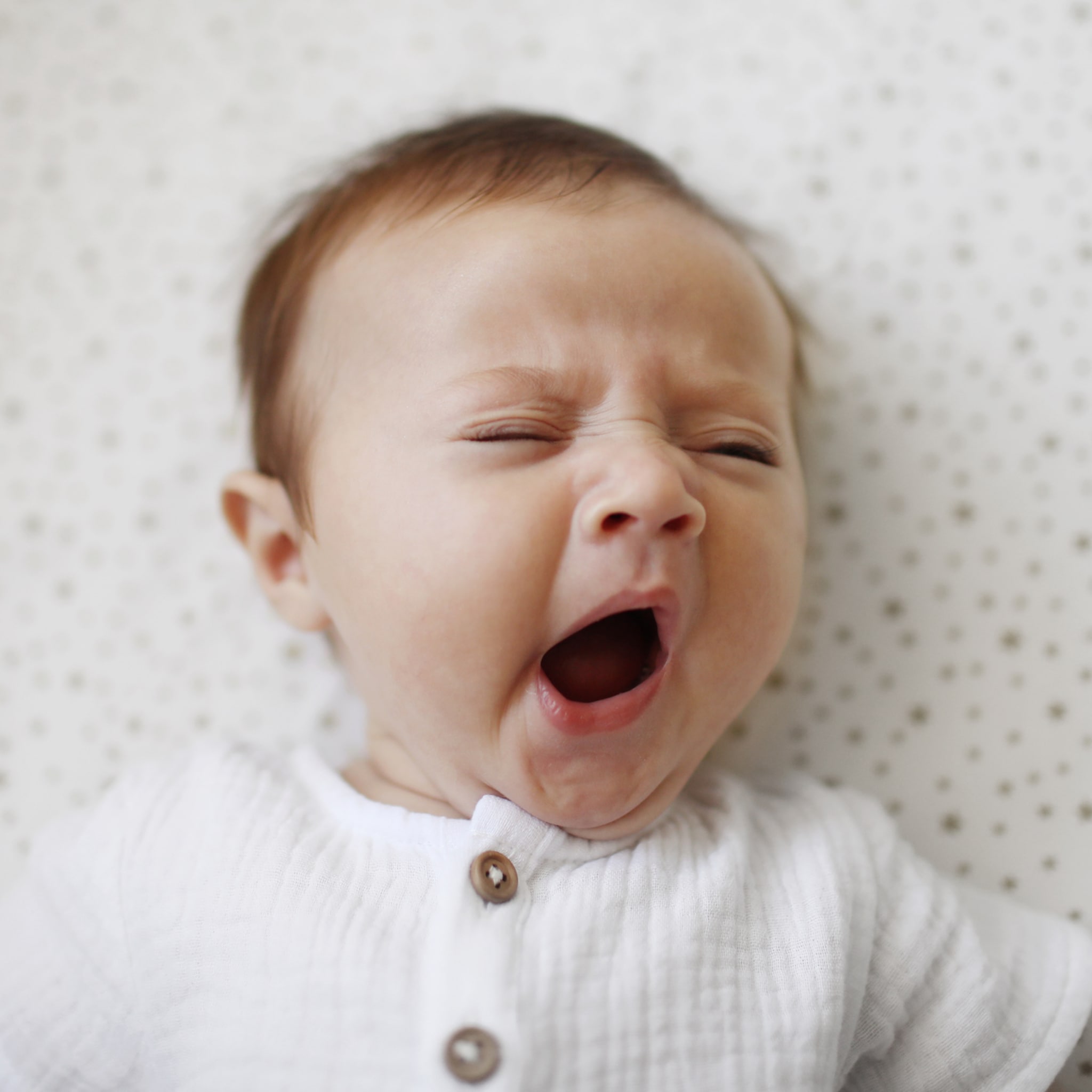 sophie trok alles uit de kast om haar baby te laten doorslapen zodra we haar neerlegden zette ze het op een krijsen