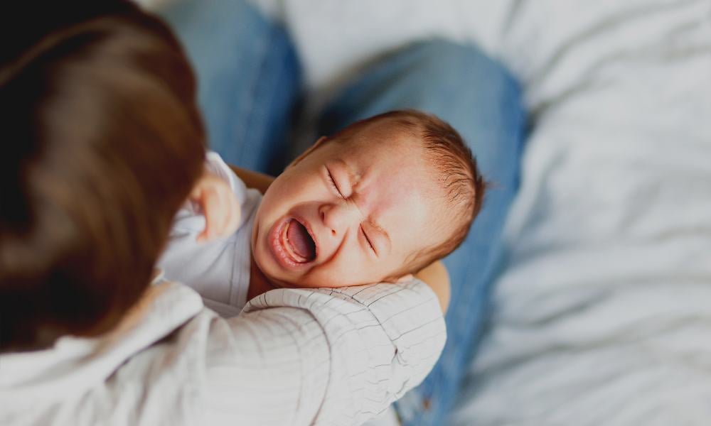 Lisanne kreeg een huilbaby: ‘Zonder mij begon ze te huilen. Ik kon niet eten, niet naar het toilet, niks’ Ouders van Nu Redactie