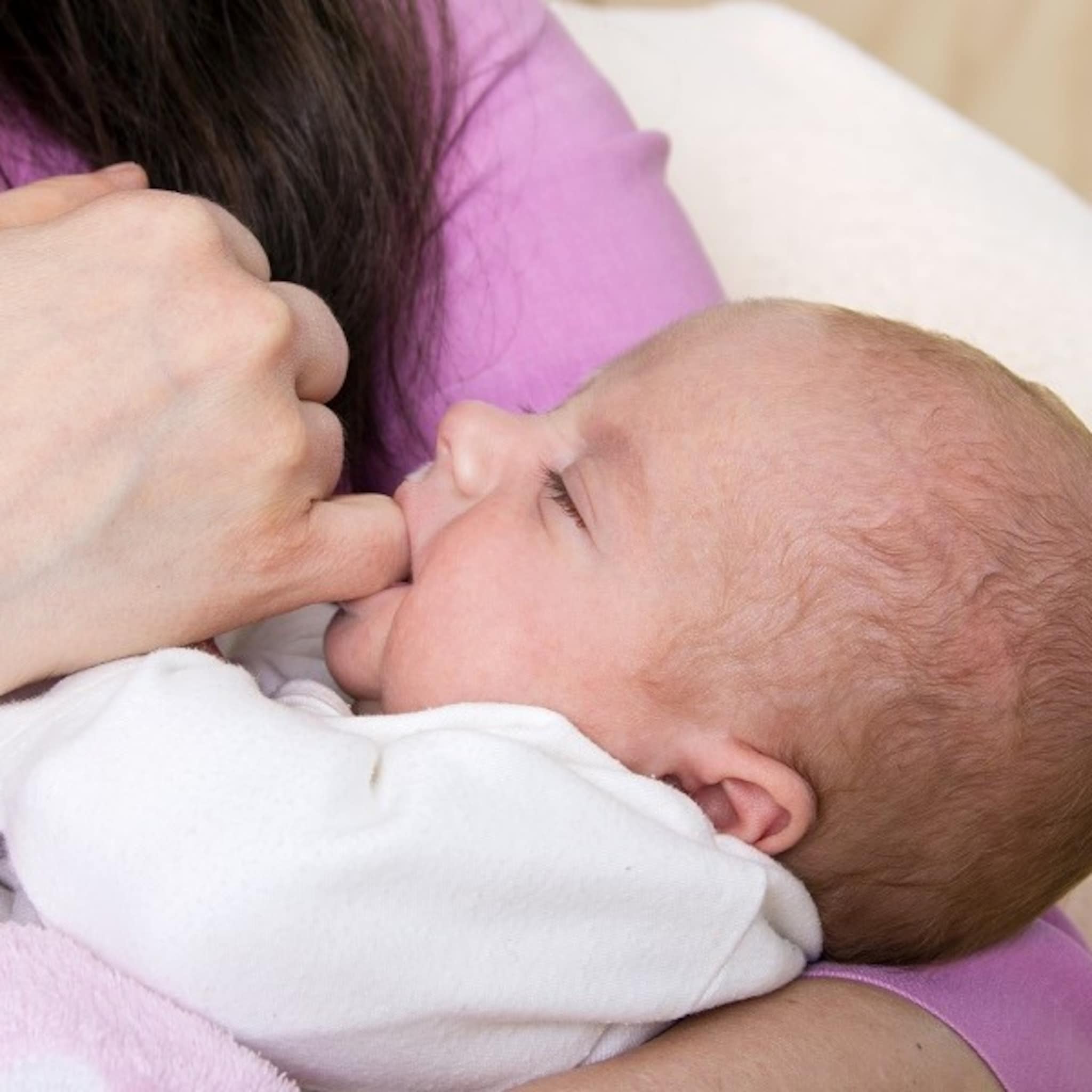 je baby laten sabbelen aan je vinger liever niet zeggen experts