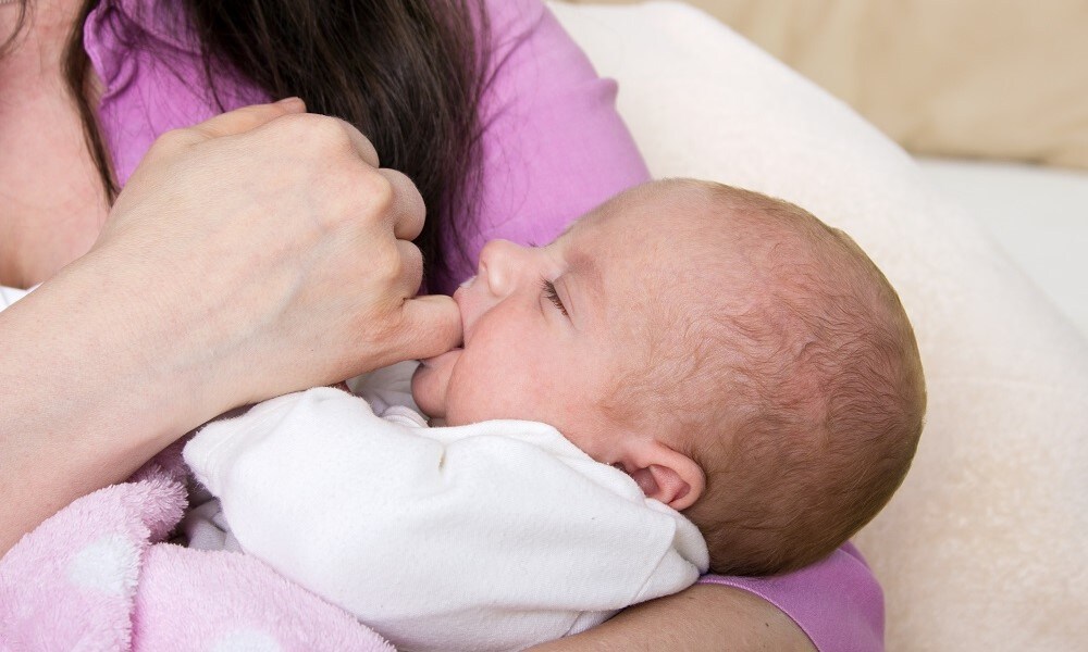 Je baby laten sabbelen aan je vinger? Liever niet, zeggen experts Ouders van Nu Redactie