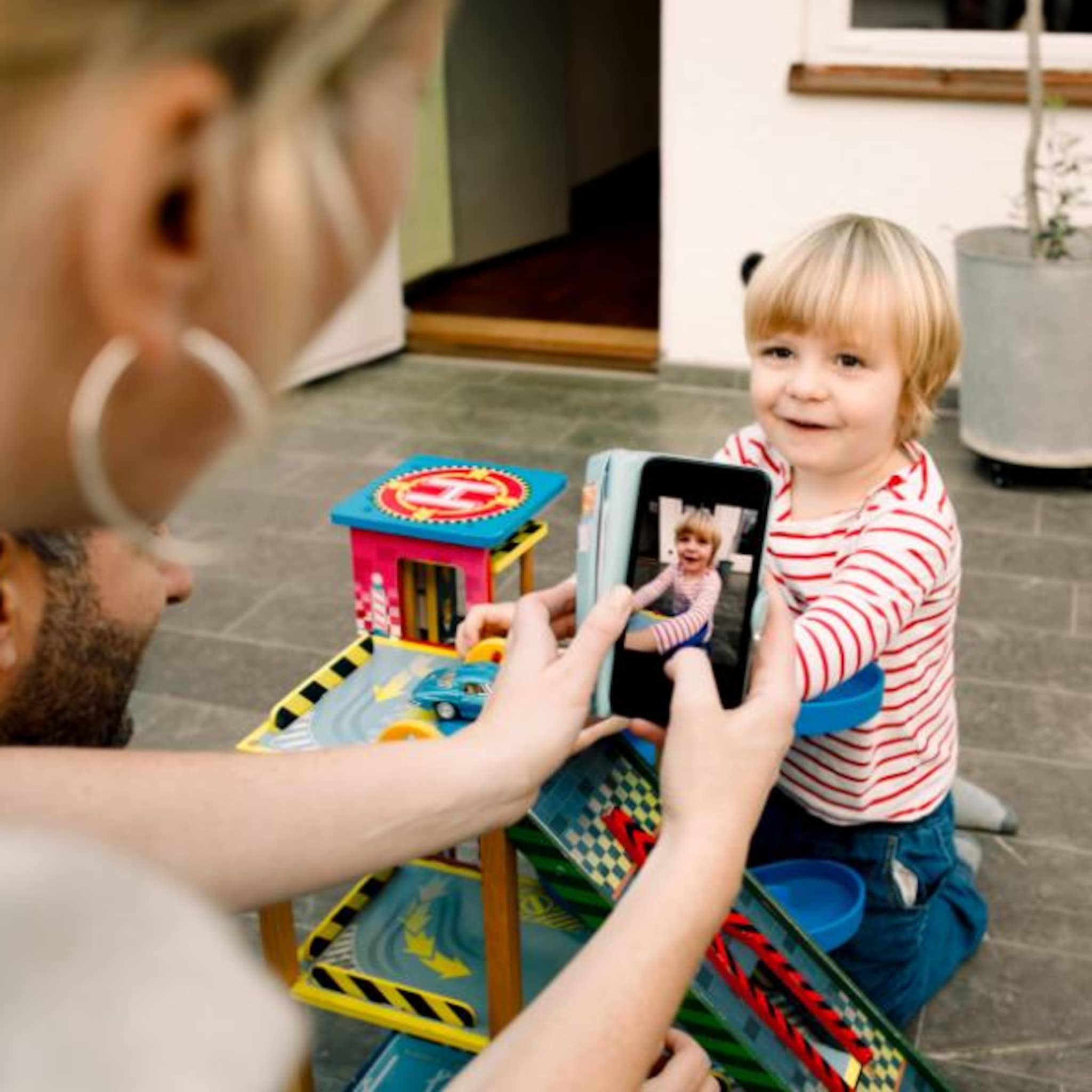 wat doet een camera met een kind ik richtte mijn smartphone op mijn baby en hij begon te glimlachen