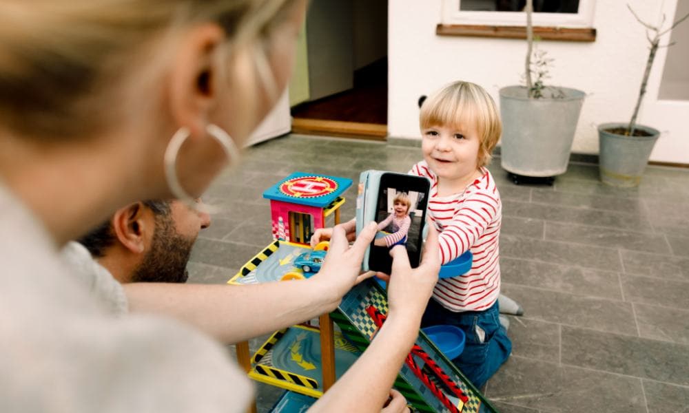 Wat doet een camera met een kind? ‘Ik richtte mijn smartphone op mijn baby en hij begon te glimlachen’ Ouders van Nu Redactie