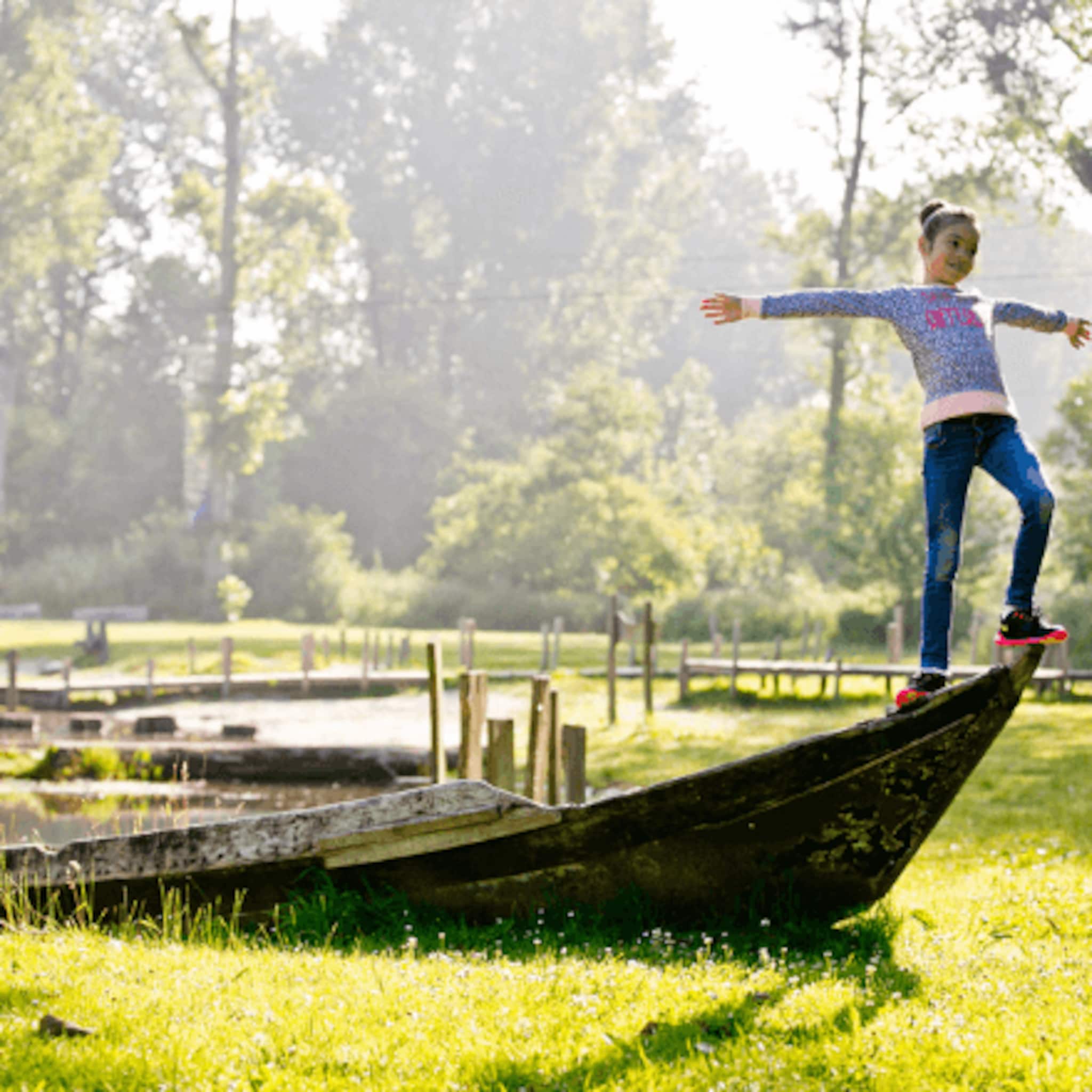 van waterfietsen tot een tochtje over de grachten 9 te gekke uitjes op het water
