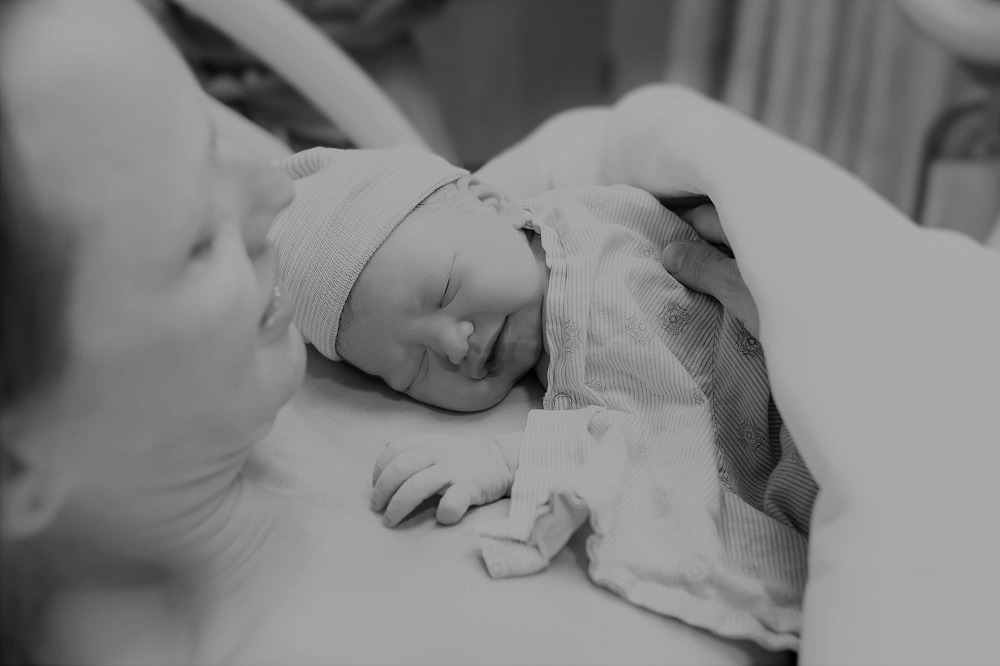 Bevallingsverhaal: ‘Trots legt hij een huilende baby op Melissa’s borst’ Ouders van Nu Redactie