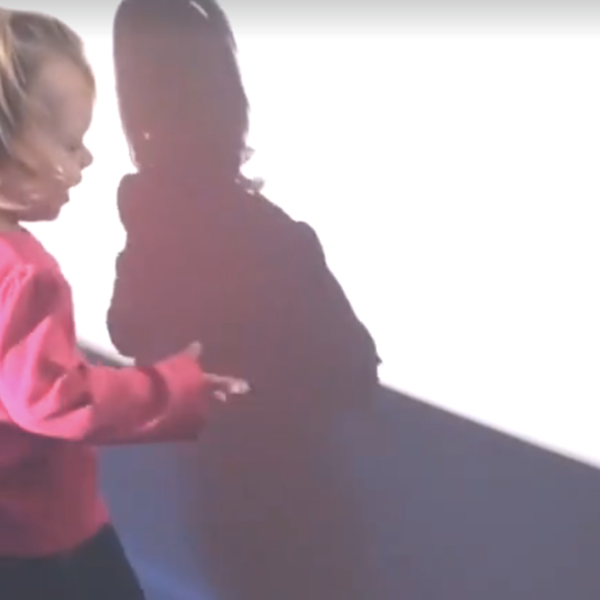 kleine kinderen ontdekken voor het eerst hun schaduw auw