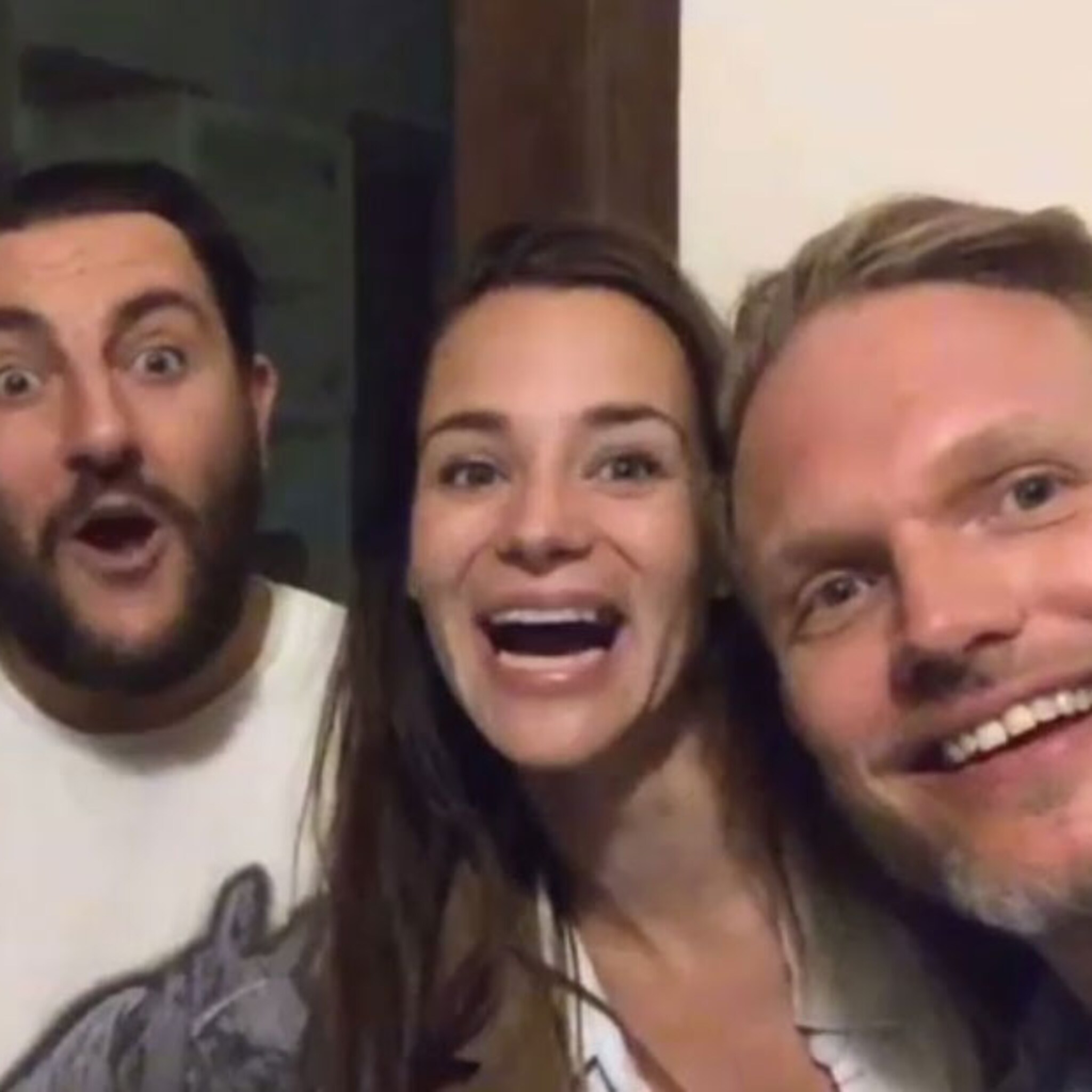 even lachen naar de camera te lief deze zwangerschapsaankondiging