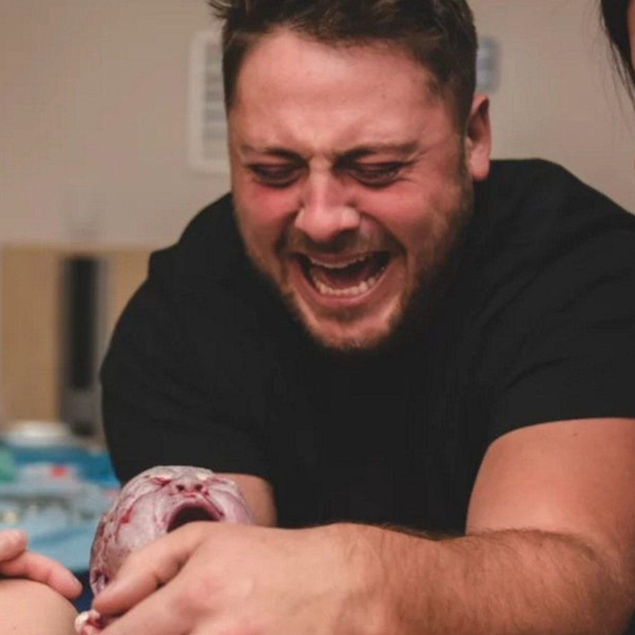 man overmand door emoties als hij zijn zoon voor het eerst ziet