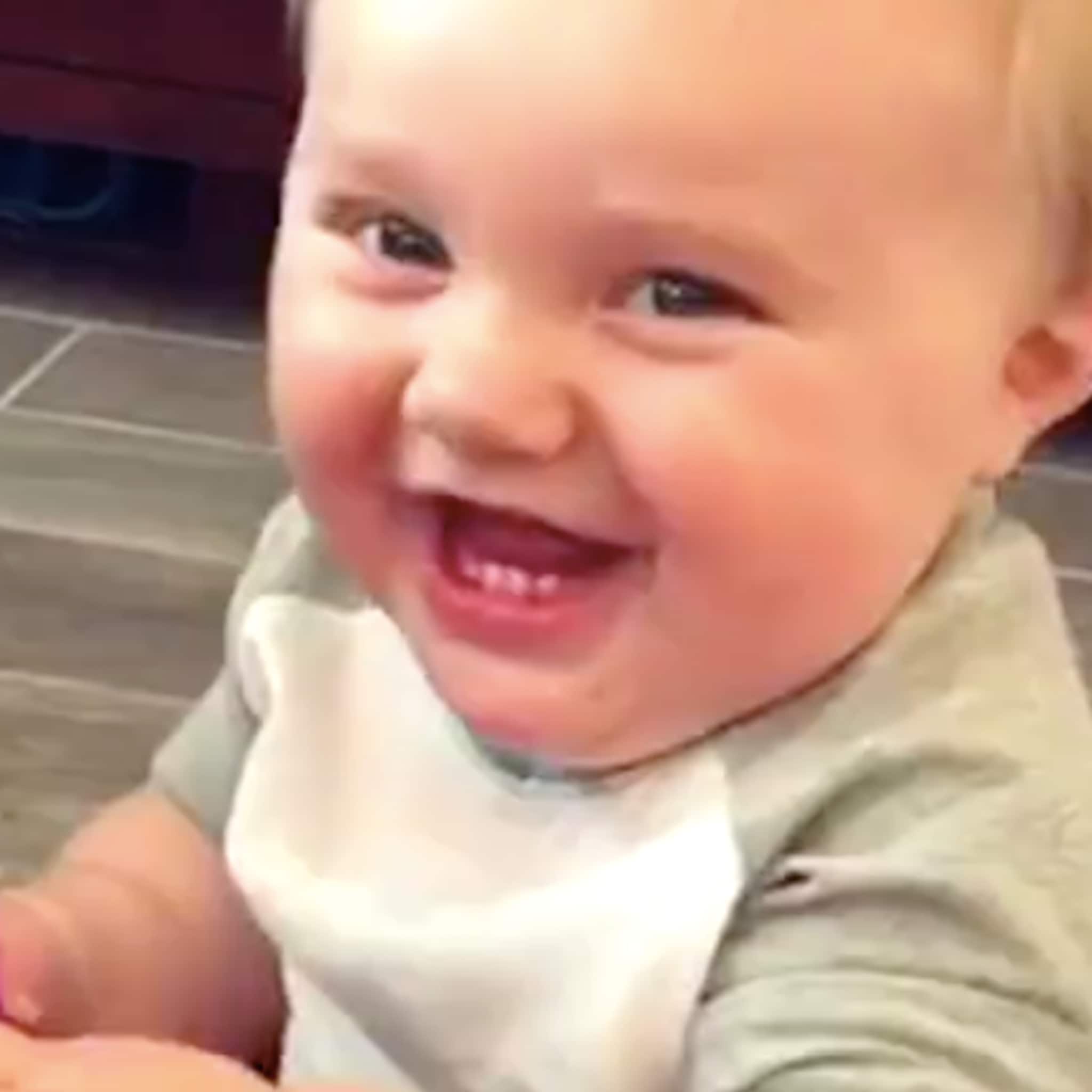 deze baby ligt in een deuk om iets wat hij niet mag