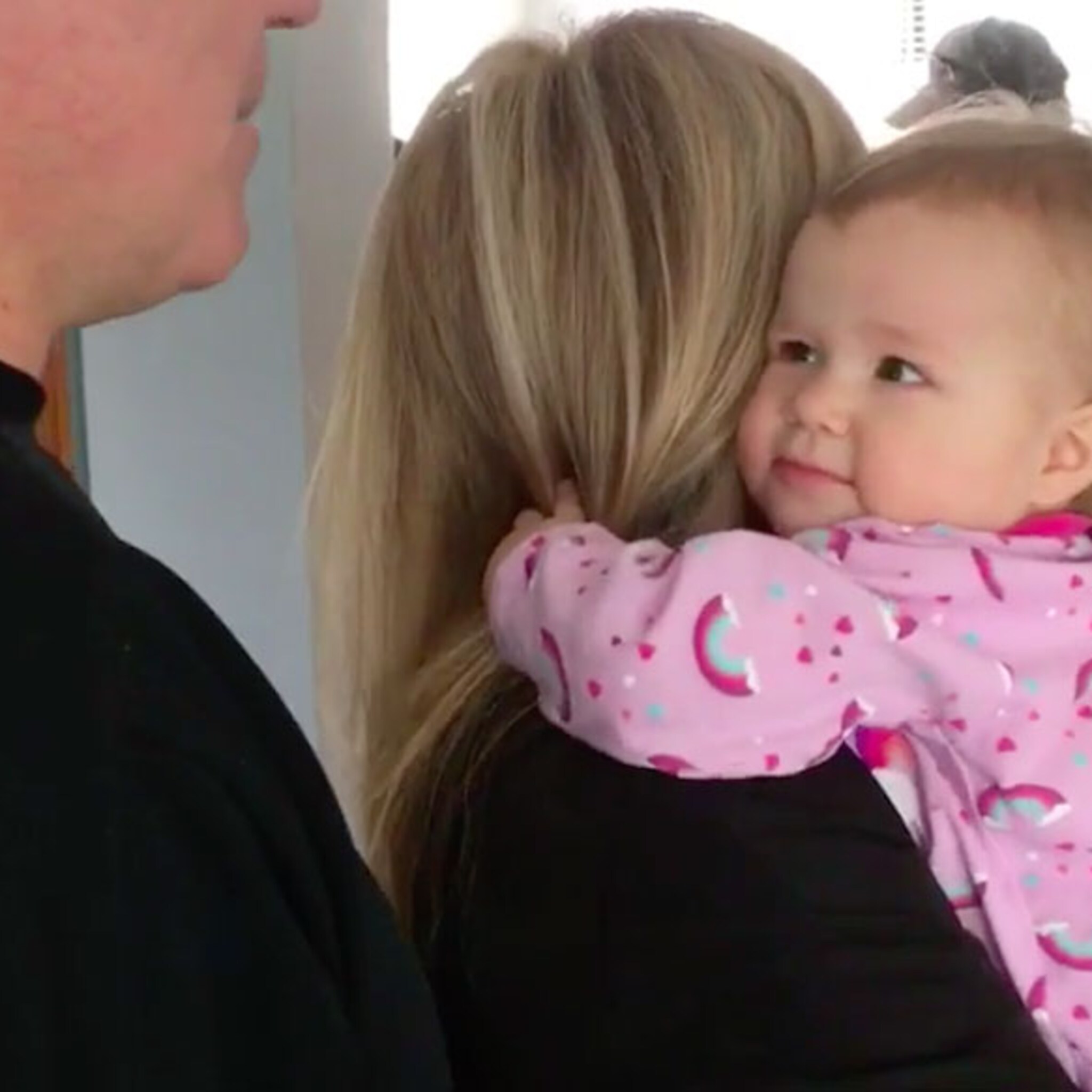 deze baby wil maar een ding knuffelen met opa en oma