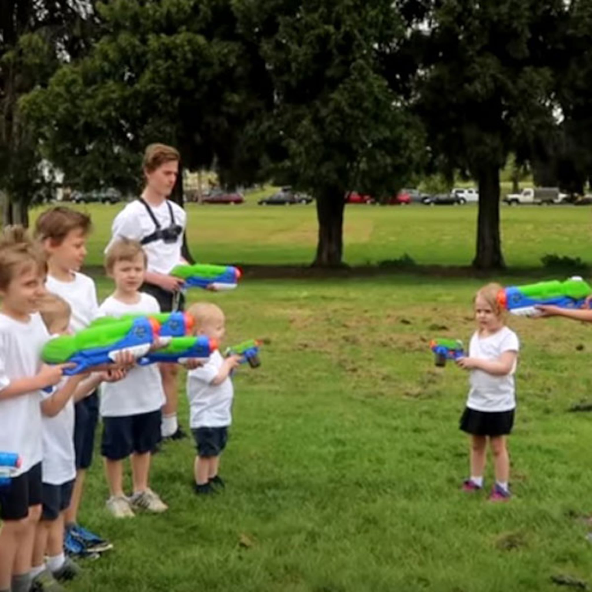 origineel gezin onthult geslacht nieuwe baby met watergevecht