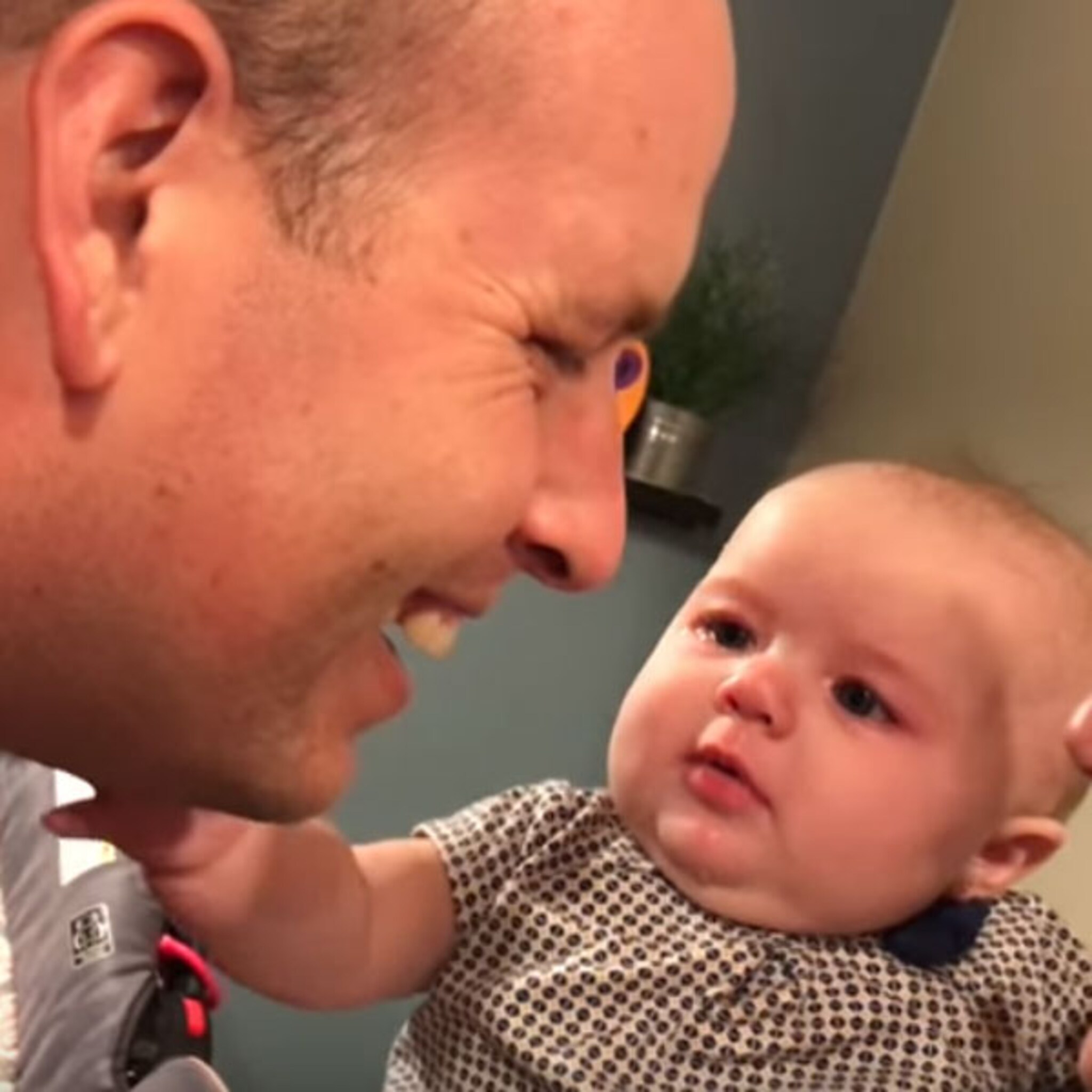 zo schattig deze baby is jaloers als papa en mama kussen