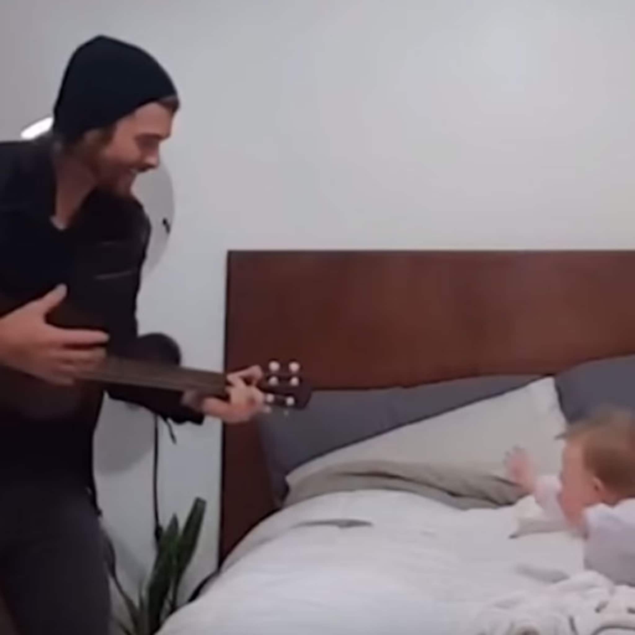 smelt deze knappe vader brengt een te lieve serenade aan zijn dochtertje