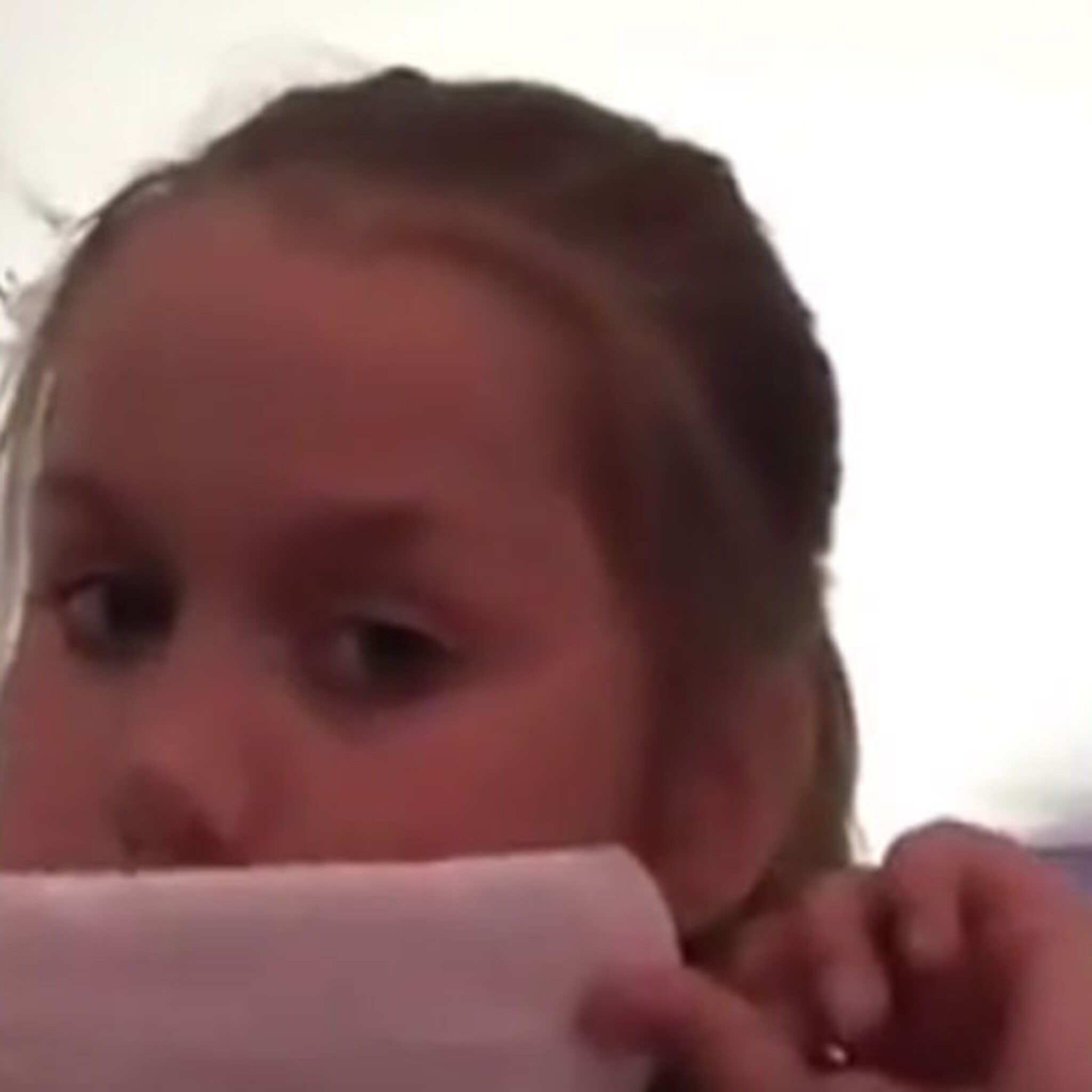 meisje neemt filmpje op over make uppen en dan gebeurt er dit
