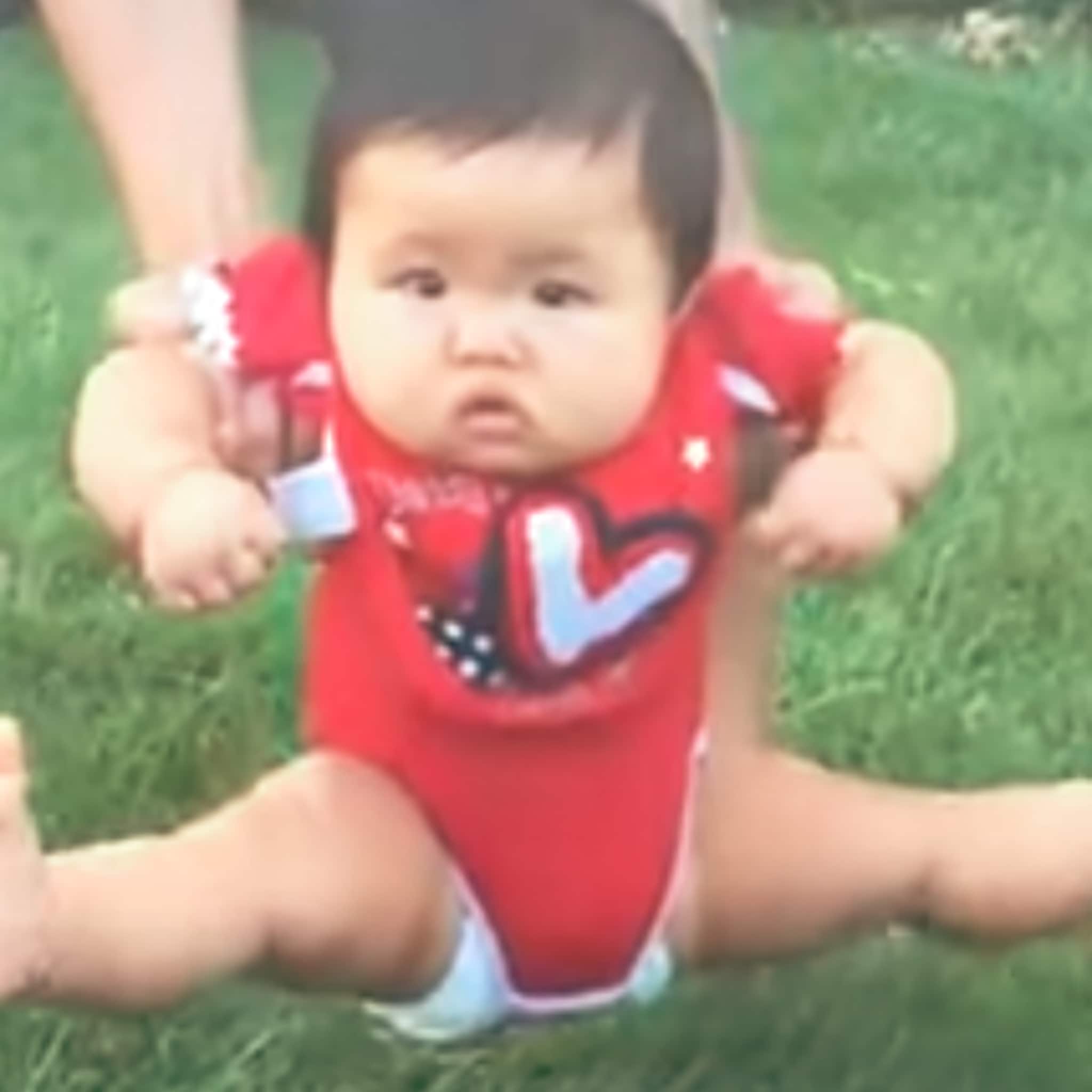 met de voetjes in het gras deze baby s vinden er niets aan