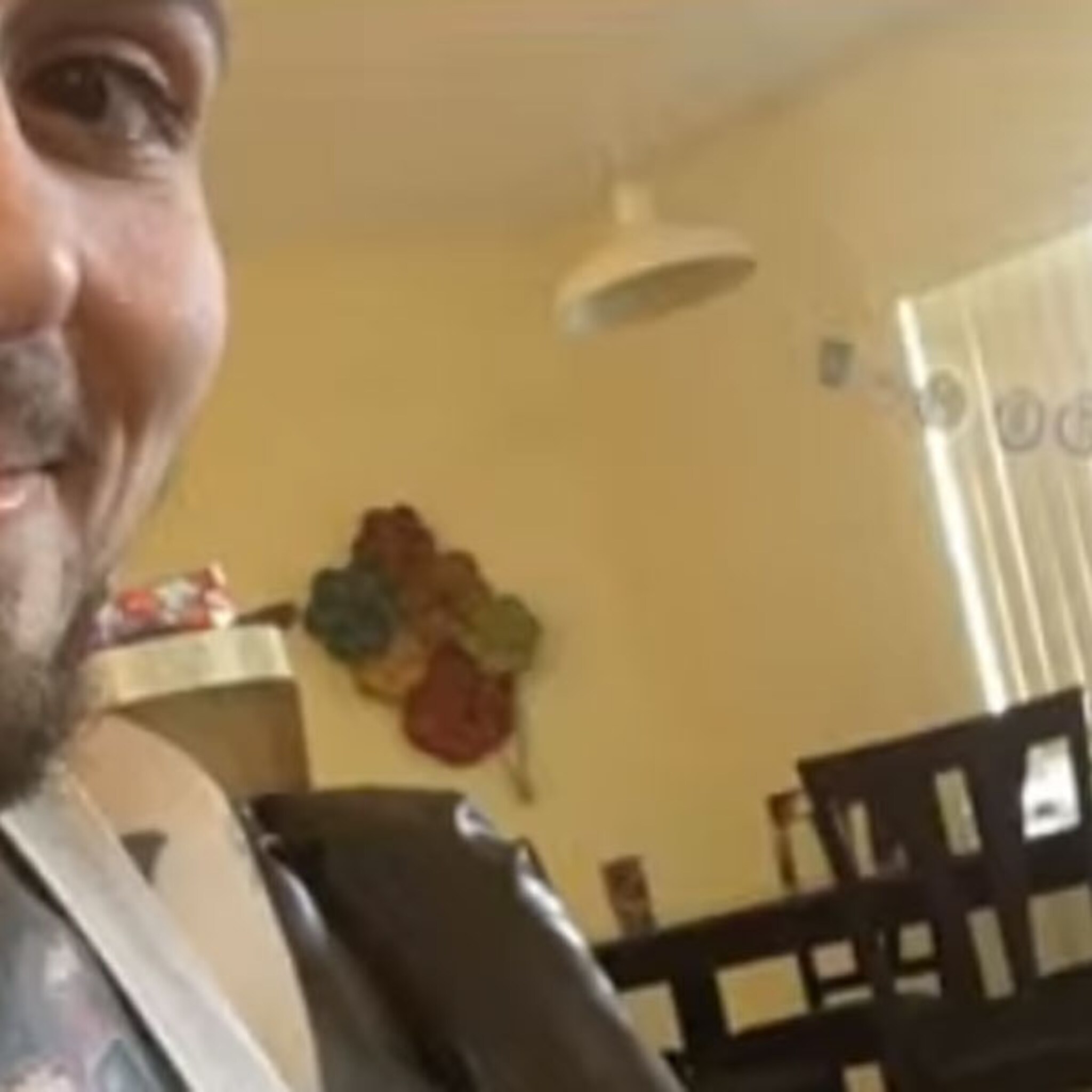 vader gaat viral met briljante en hilarische borstvoeding hack