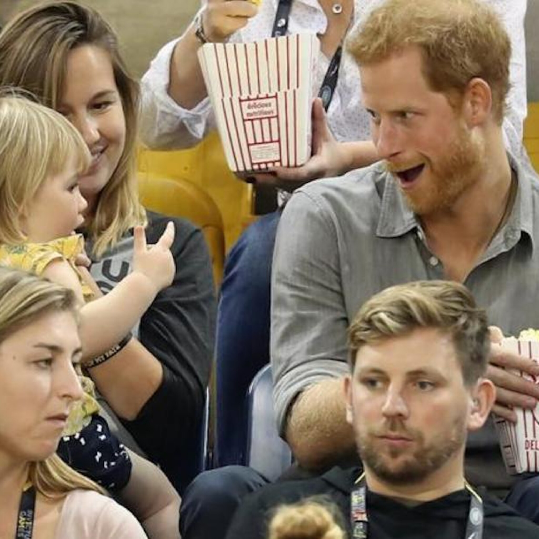 meisje pikt popcorn van prins harry