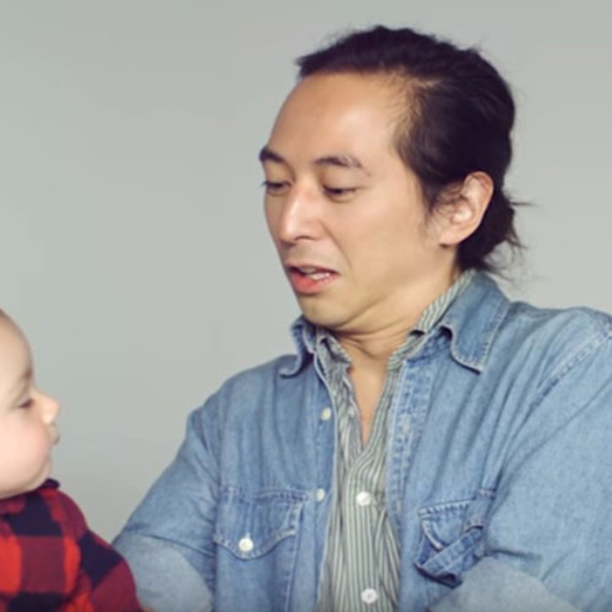 hilarisch deze mensen houden voor het eerst een baby vast