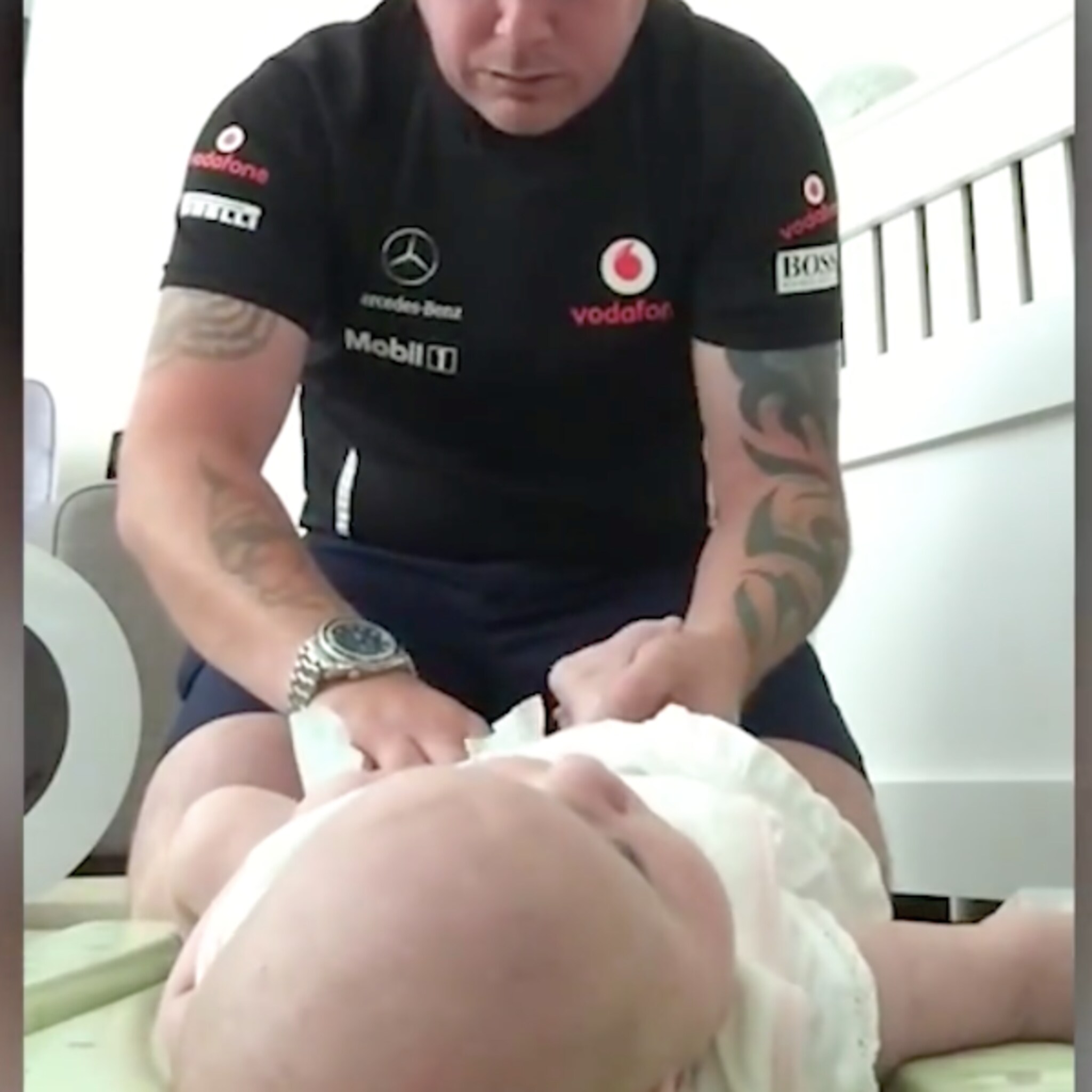 vader heeft het zwaar met het verschonen van een poepluier