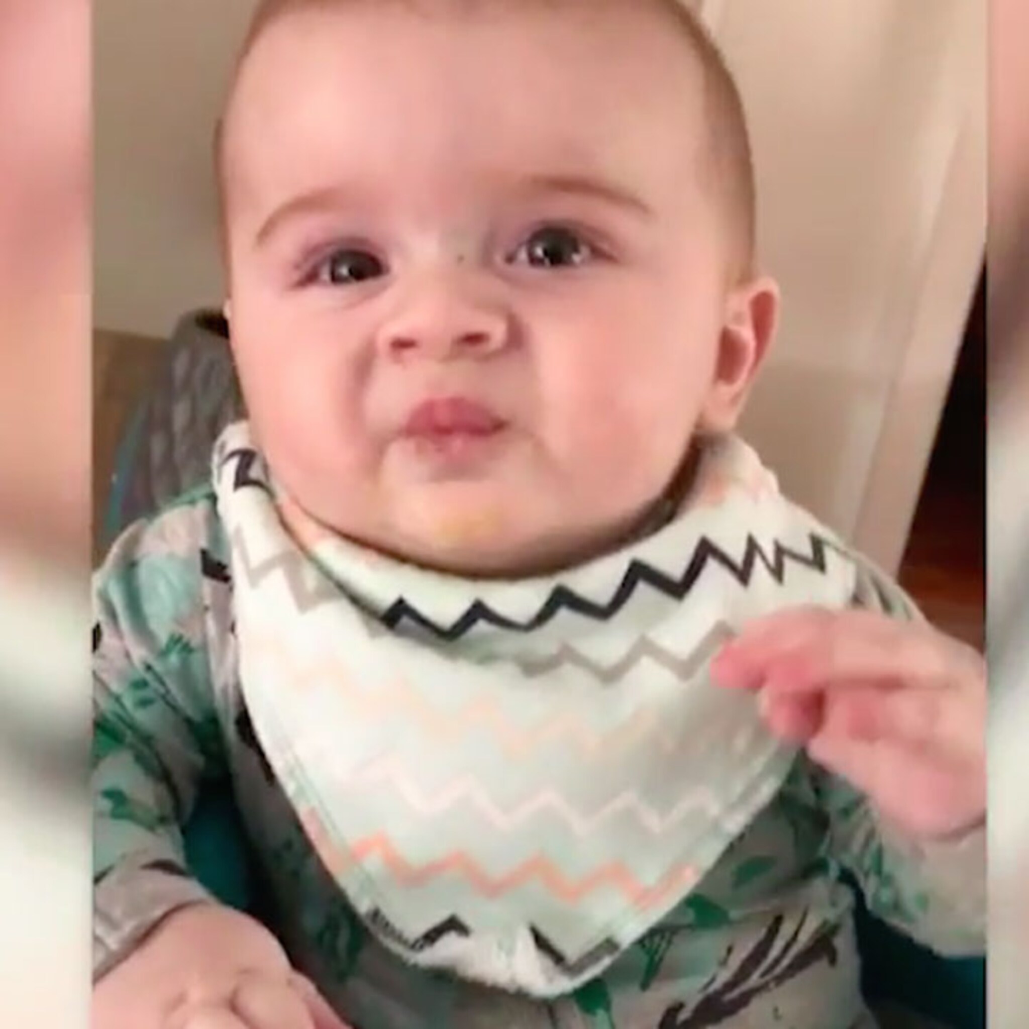 deze baby is niet te spreken over de kookkunsten van zijn moeder