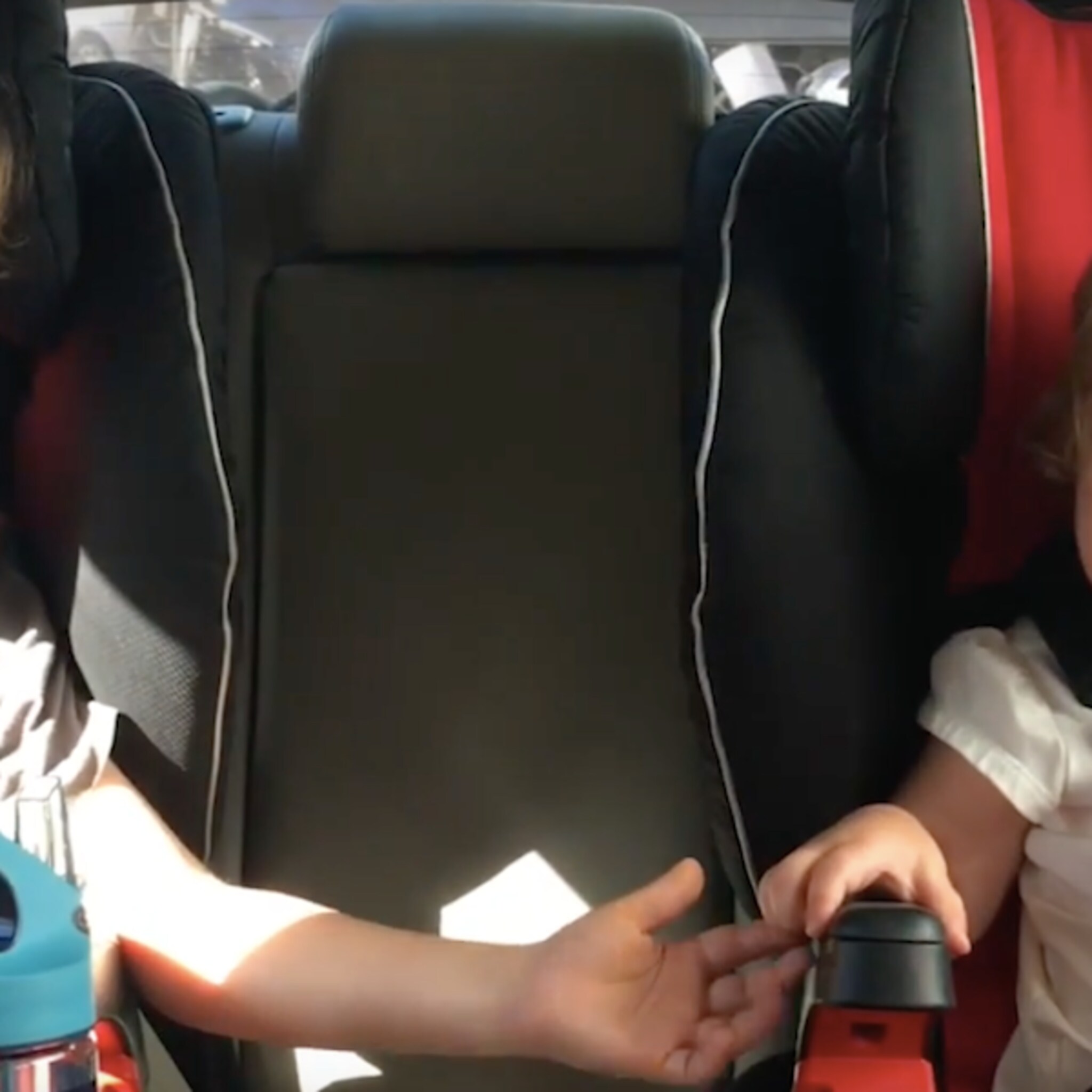 lief jongen stelt zusje gerust tijdens ritje door de wasstraat