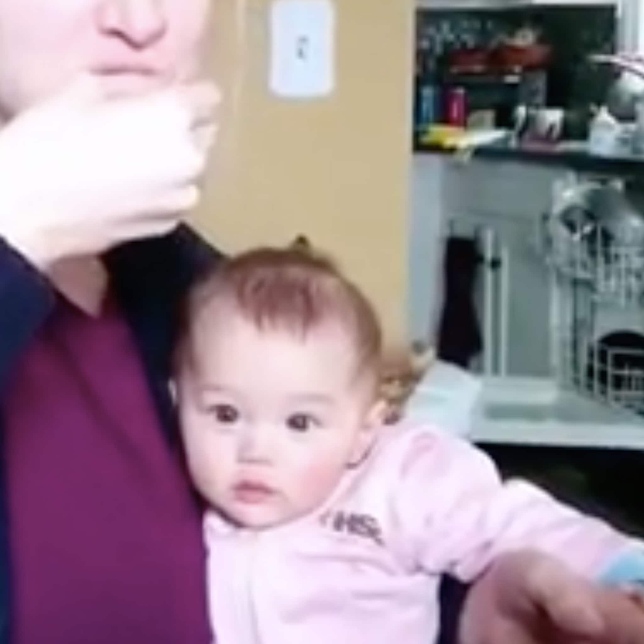 baby vindt het geluid van chips om te gieren