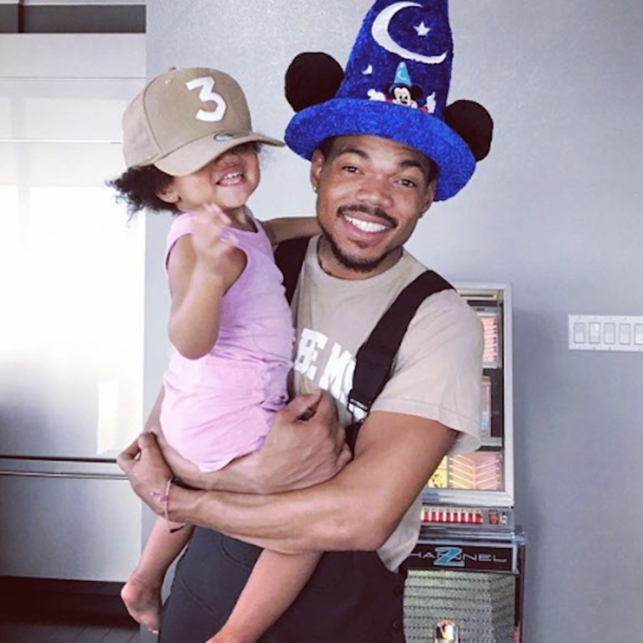 lief chance the rapper danst met animatiefiguren voor jarige dochter