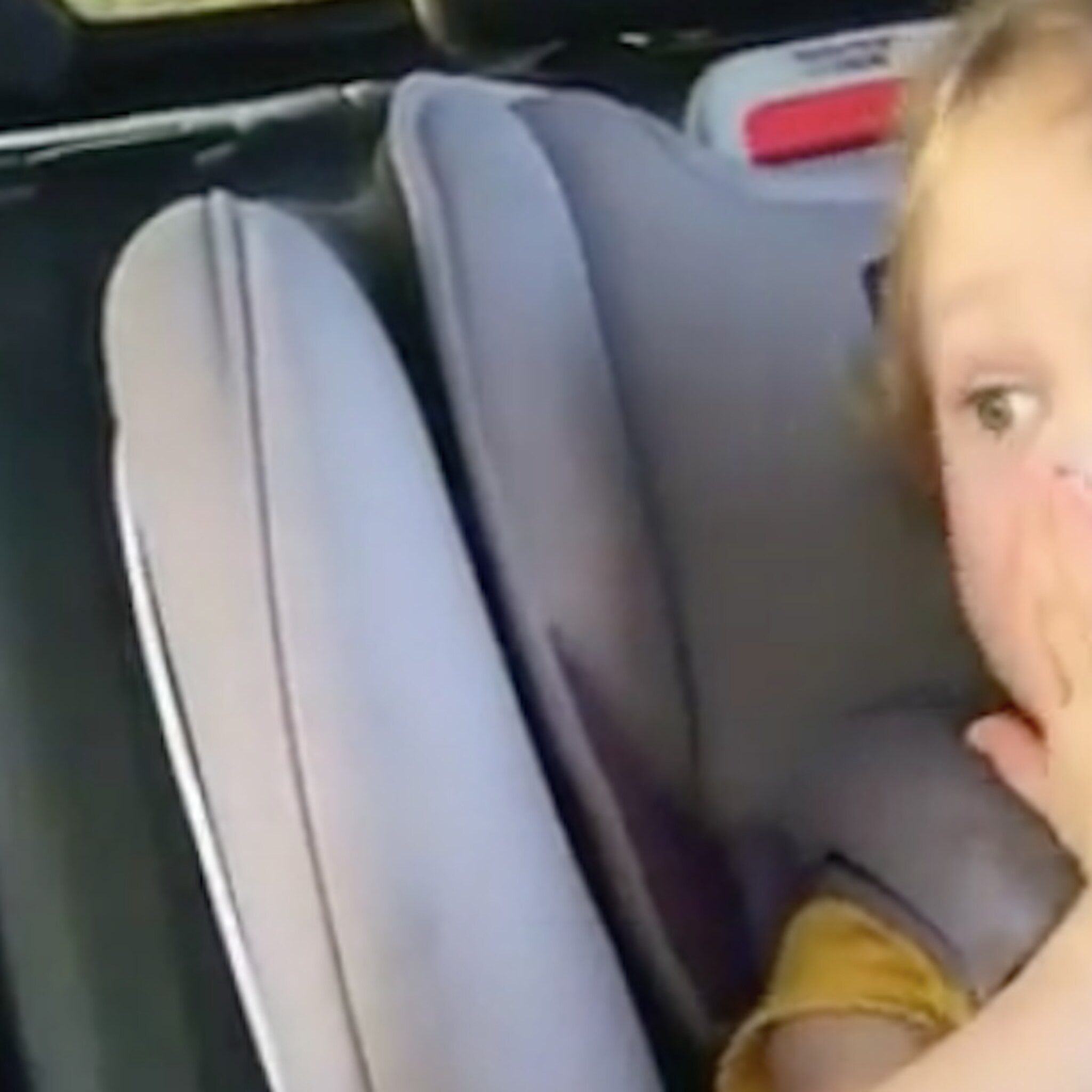 tjuu tjuu broer en zus kijken ogen uit in auto