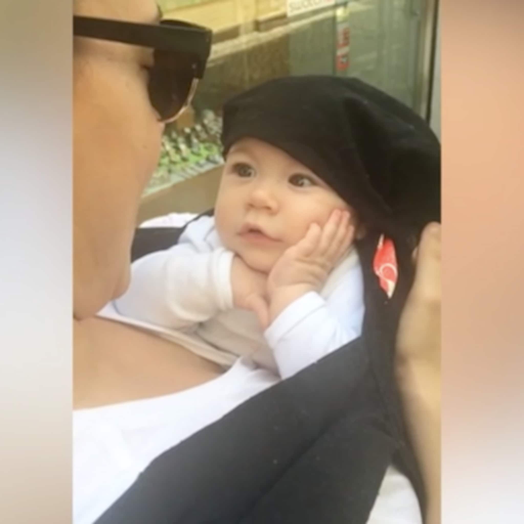 baby is tot over zijn oren verliefd op stem van moeder