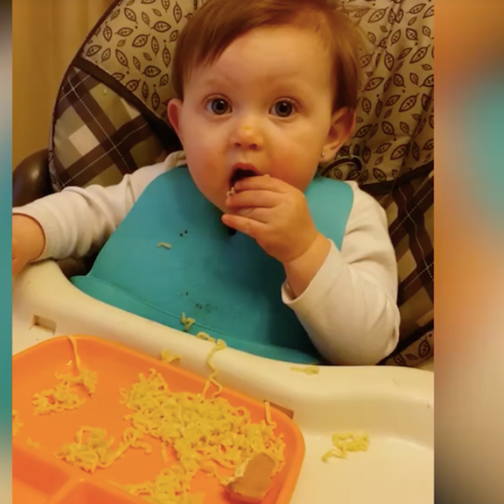 baby zit met een noodle probleem