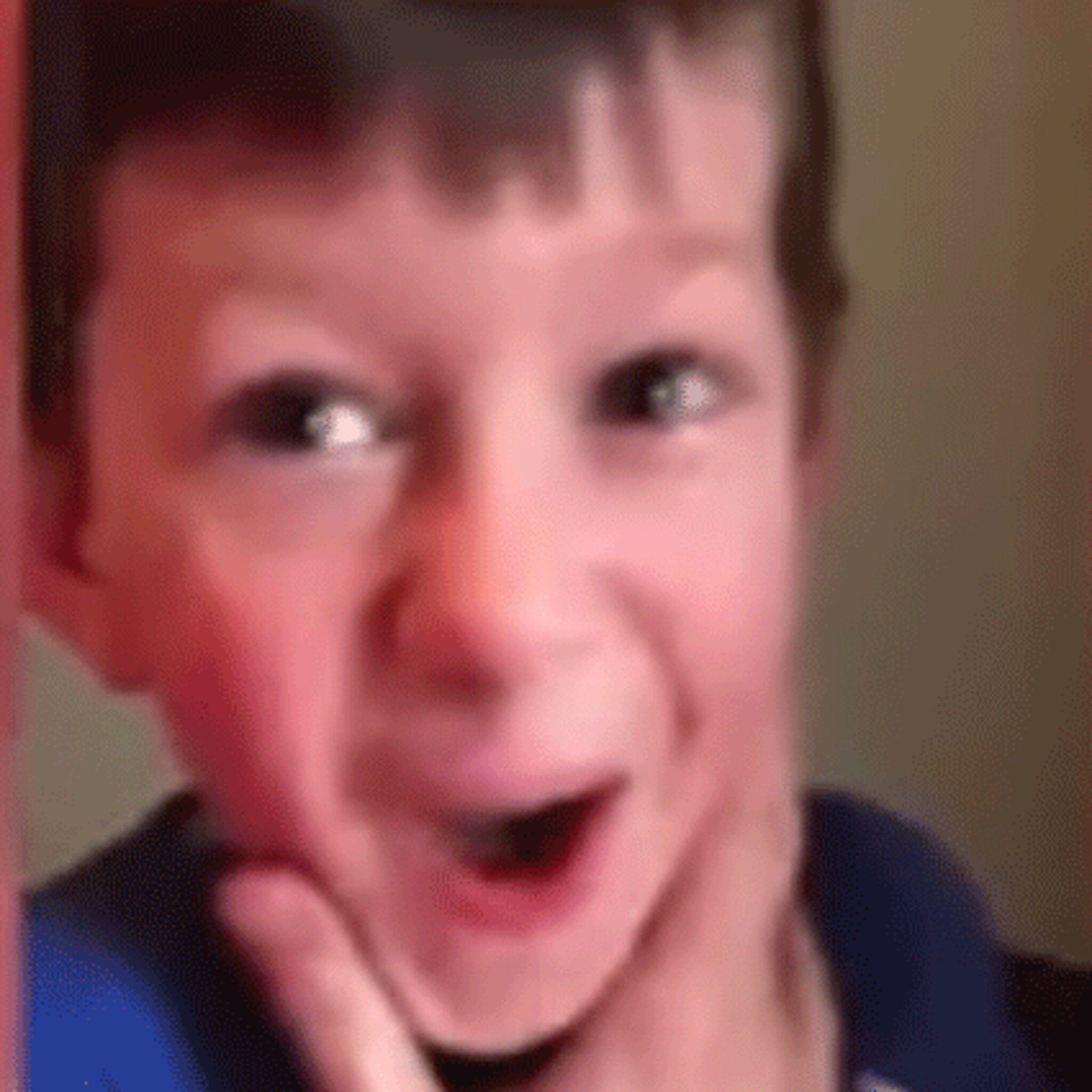 dat kan veel sneller jongen met losse tand wordt geholpen door z n broertje
