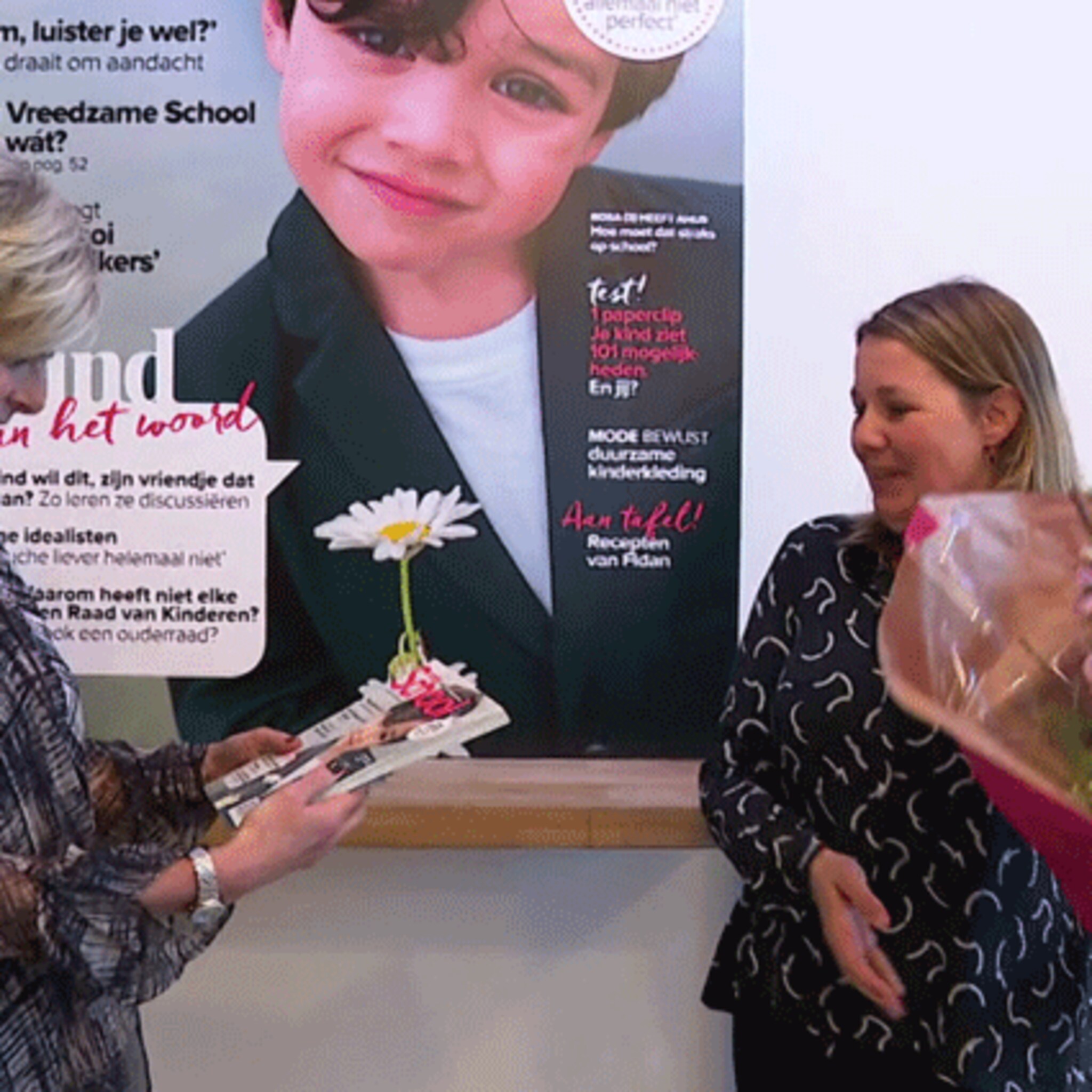 prinses laurentien neemt eerste exemplaar van naar school in ontvangst