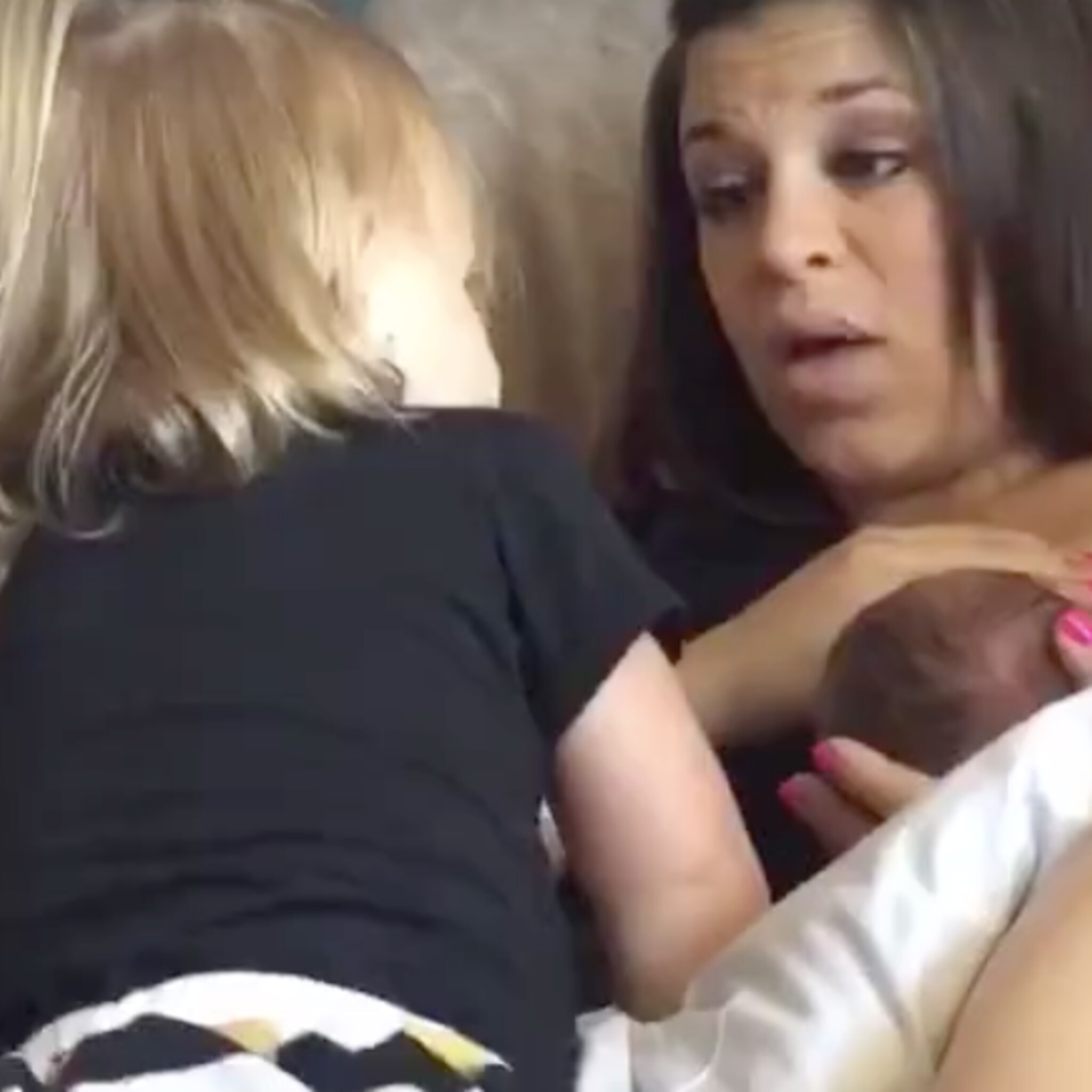 zus snapt niks van bijtende baby aan moeders borst