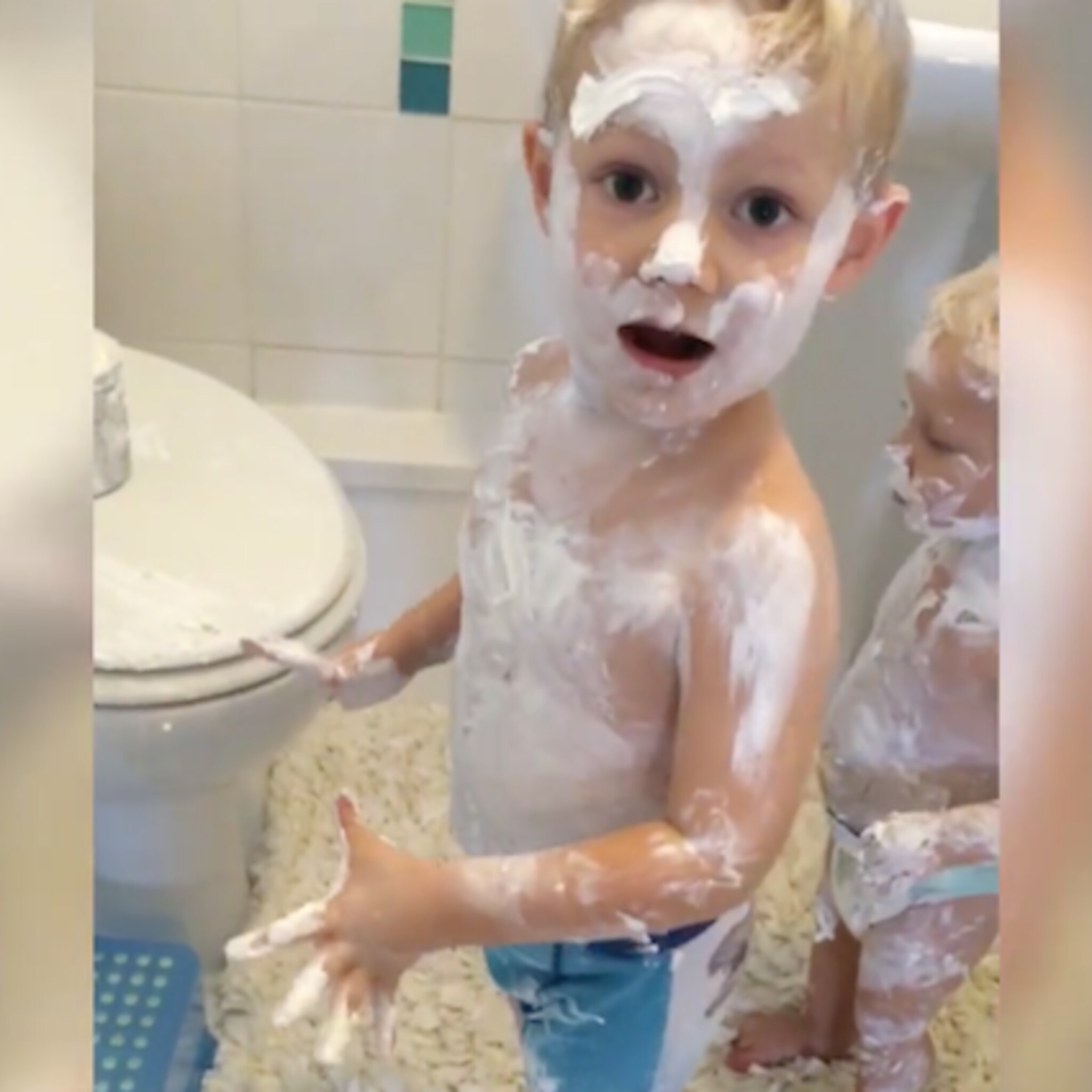 deze broertjes zijn wel heel stil na ontdekking pot creme in de badkamer