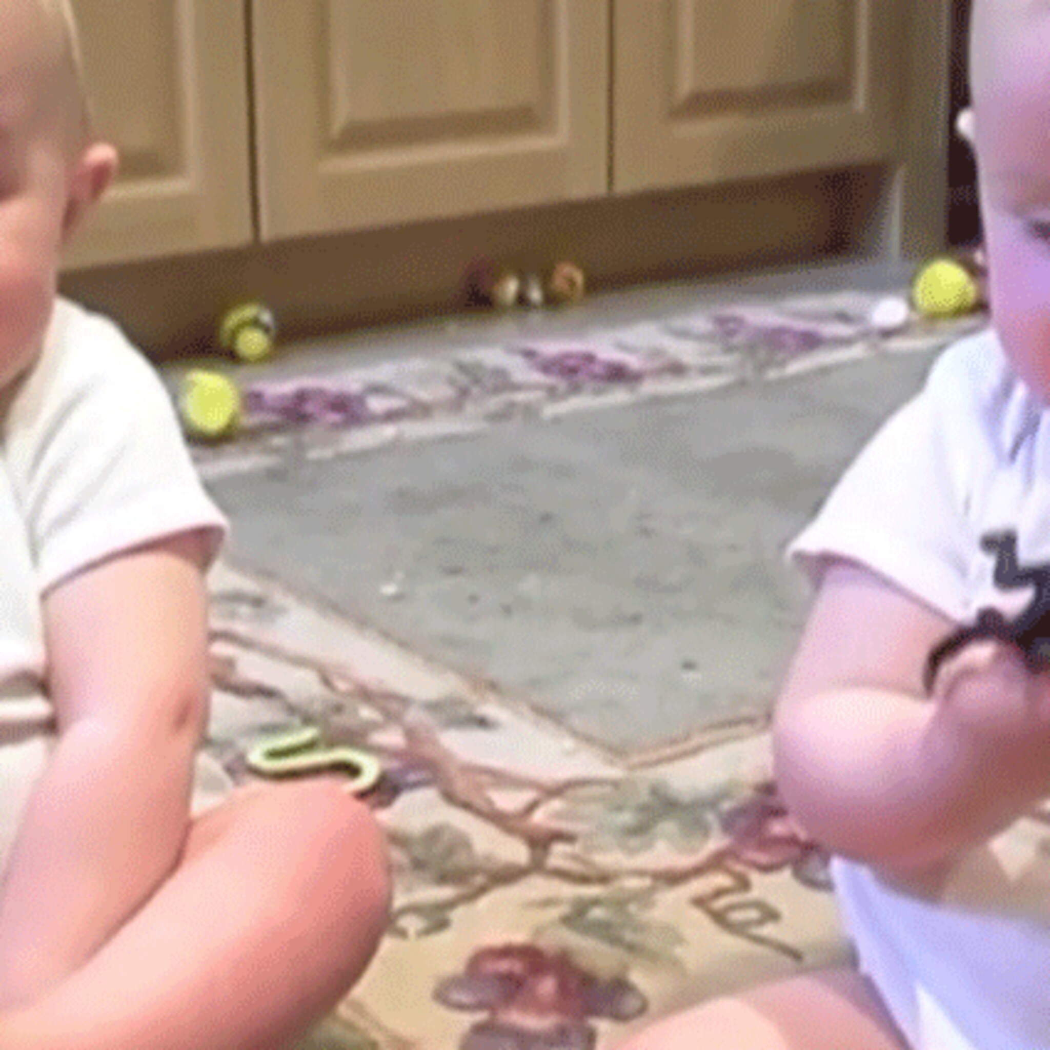 baby s imiteren niezende vader