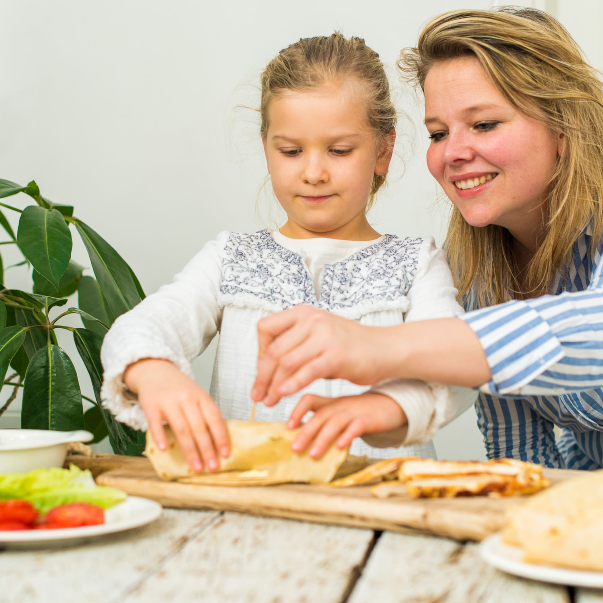wraps met gekruide kip en blauwe kaas mayo dressing
