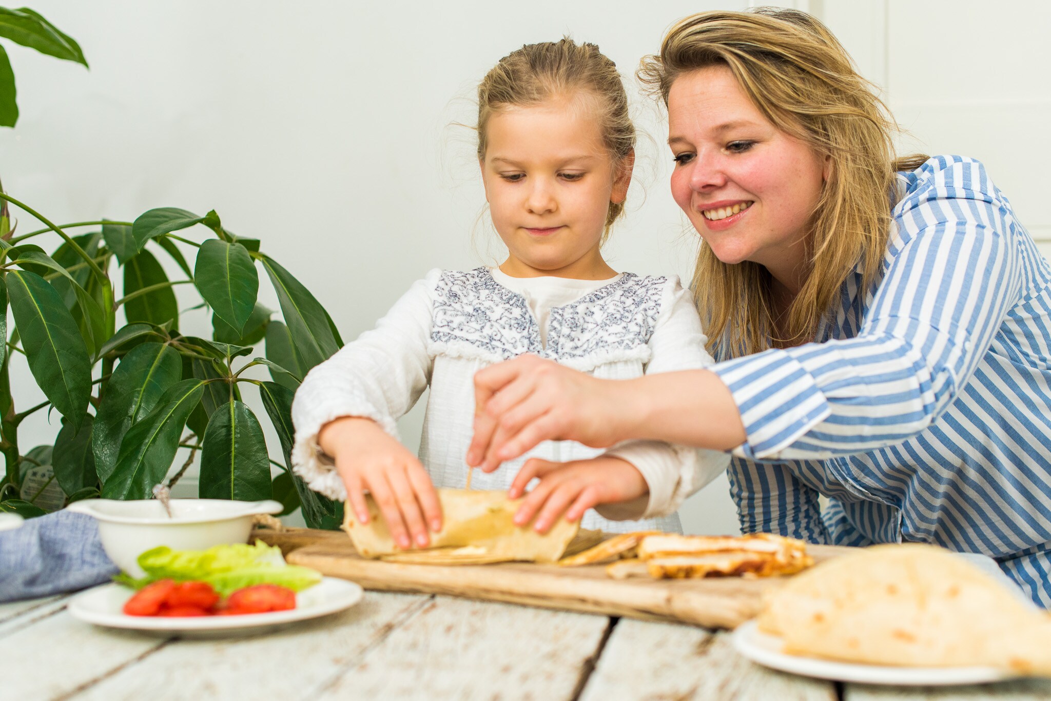 Wraps met gekruide kip en blauwe kaas-mayo dressing Ouders van Nu Redactie