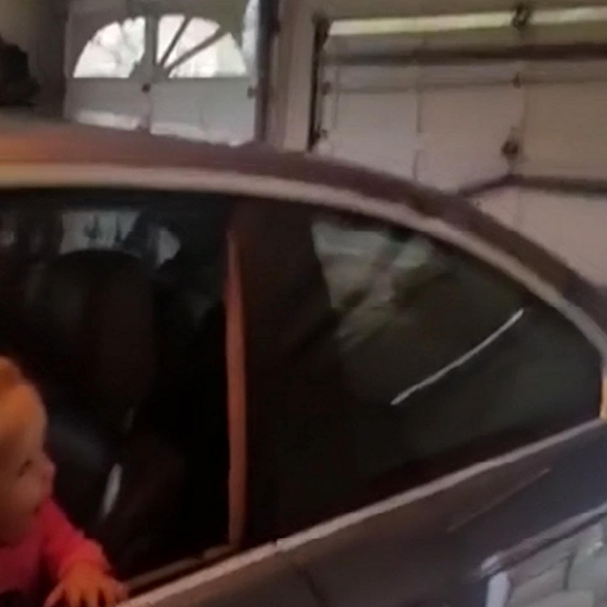 zo schattig peuter ontdekt knopje van garagedeur