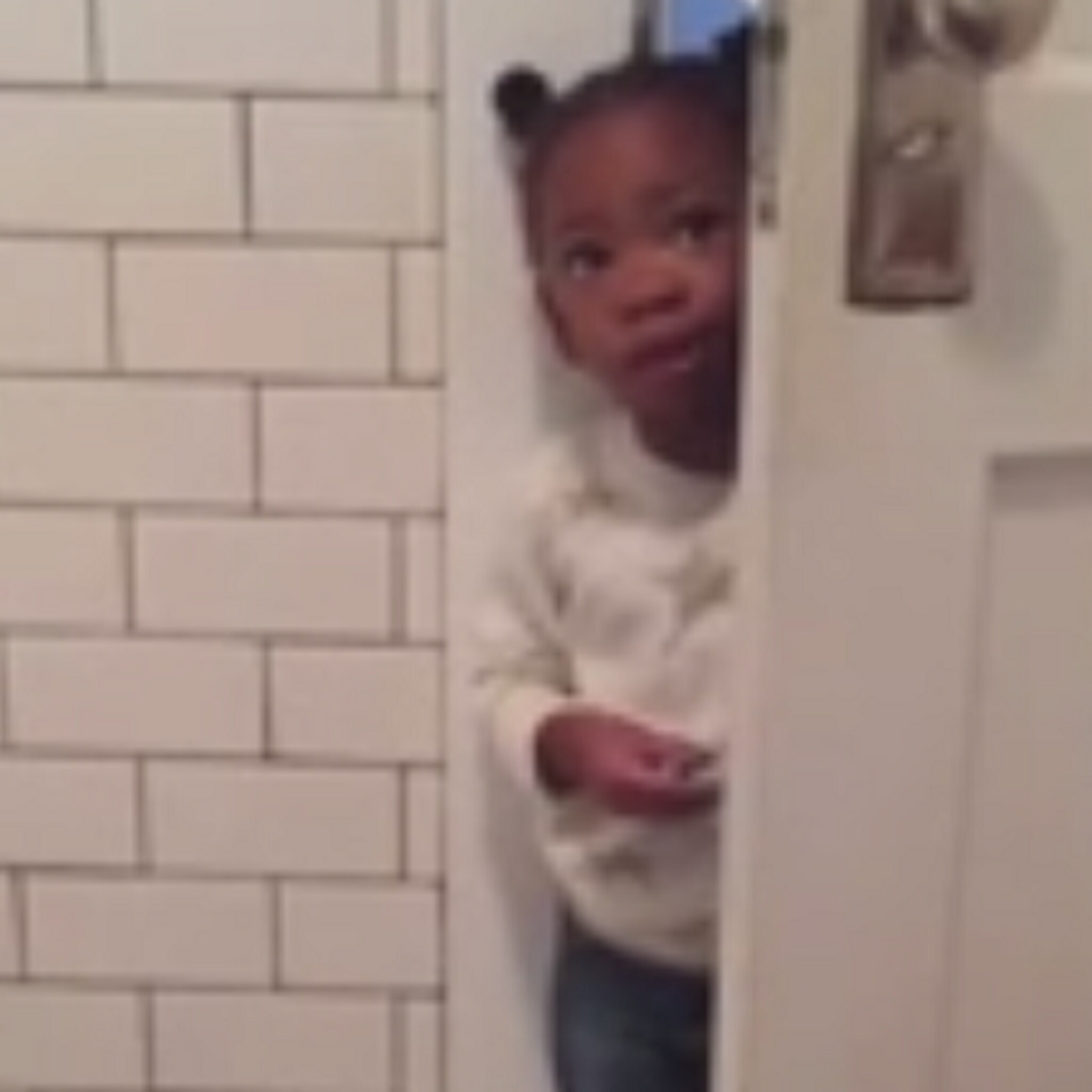hilarisch waarom je als moeder nooit rust hebt zelfs niet op de wc