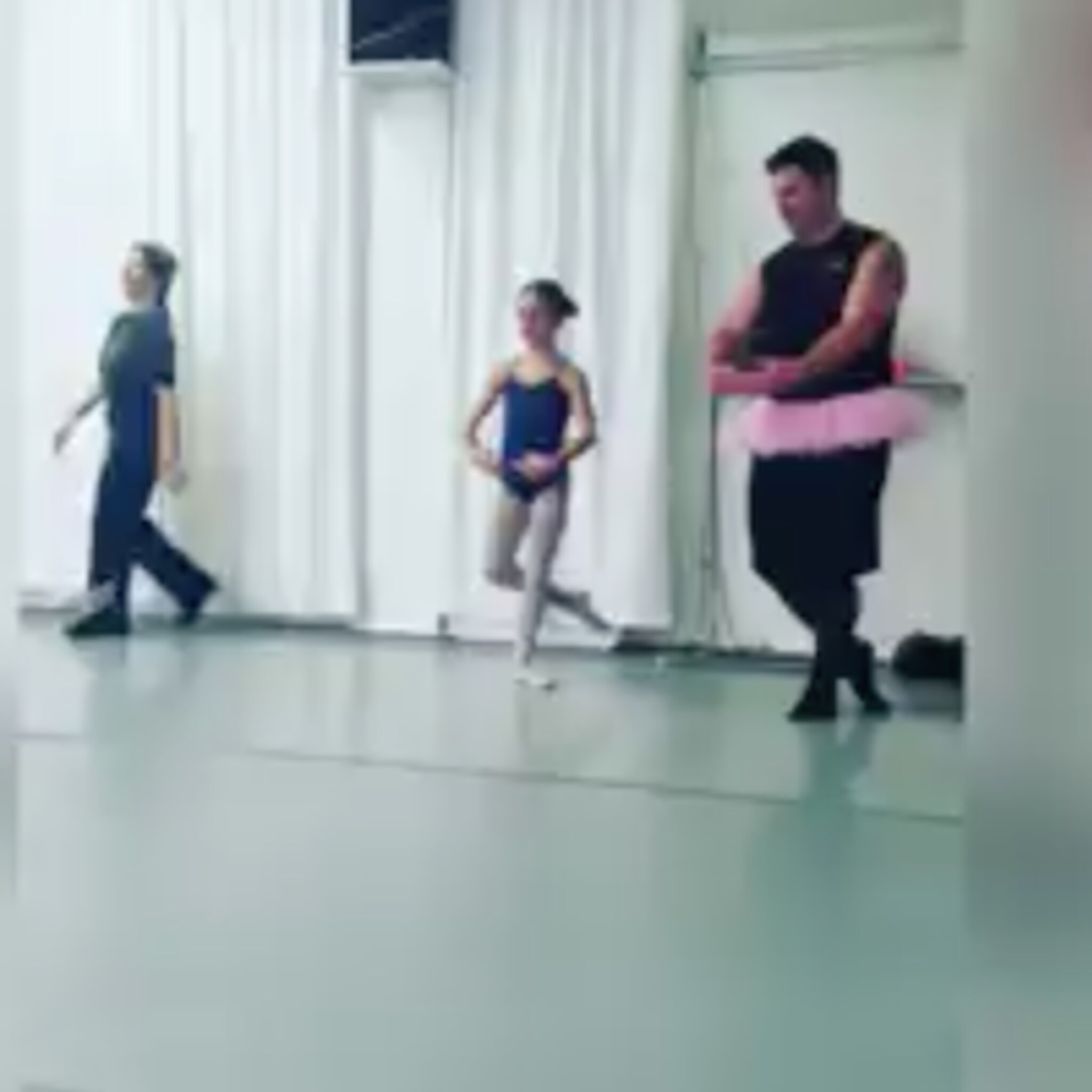 aandoenlijk vaders dansen met dochters tijdens balletles