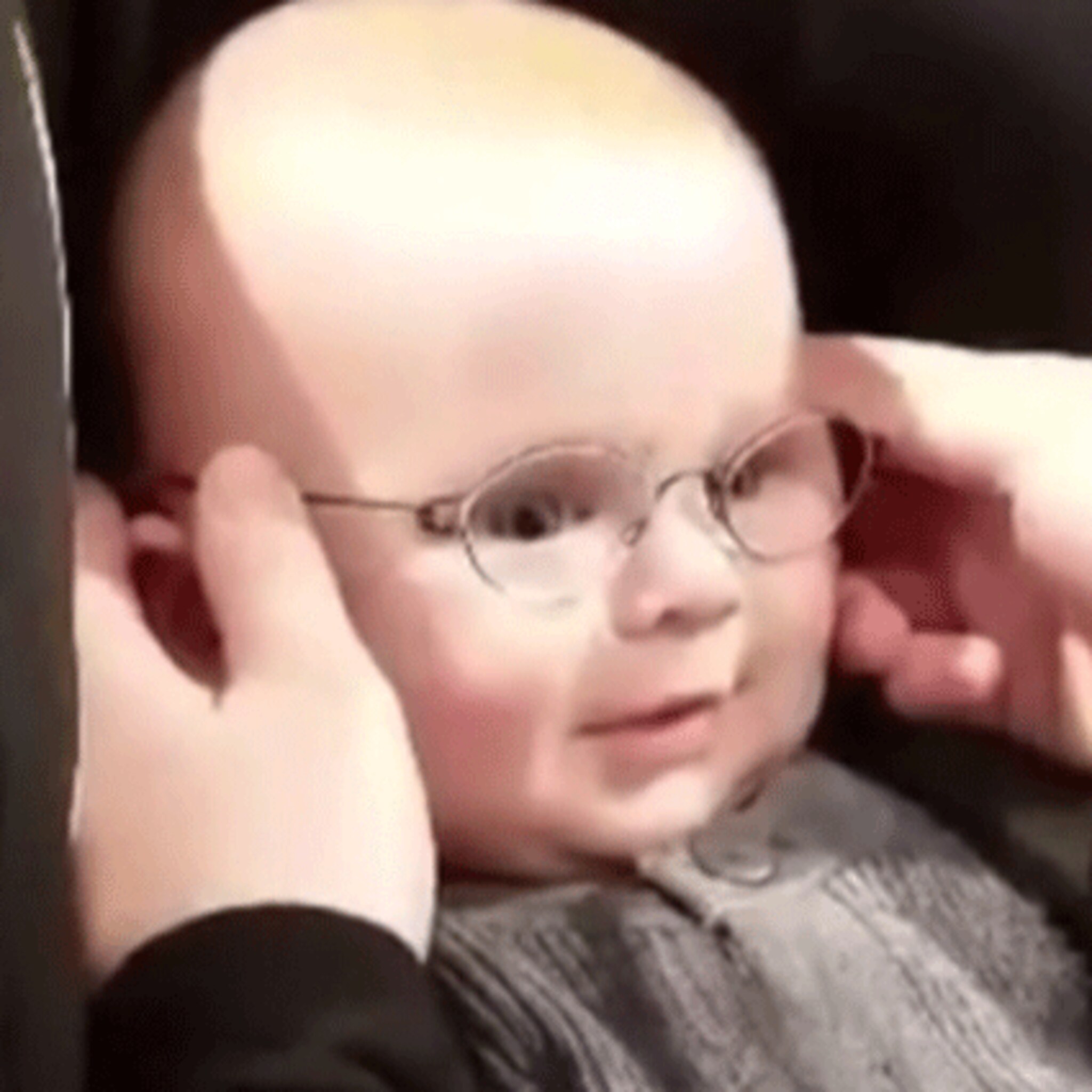 aandoenlijk baby emil ziet voor het eerst zijn moeder scherp