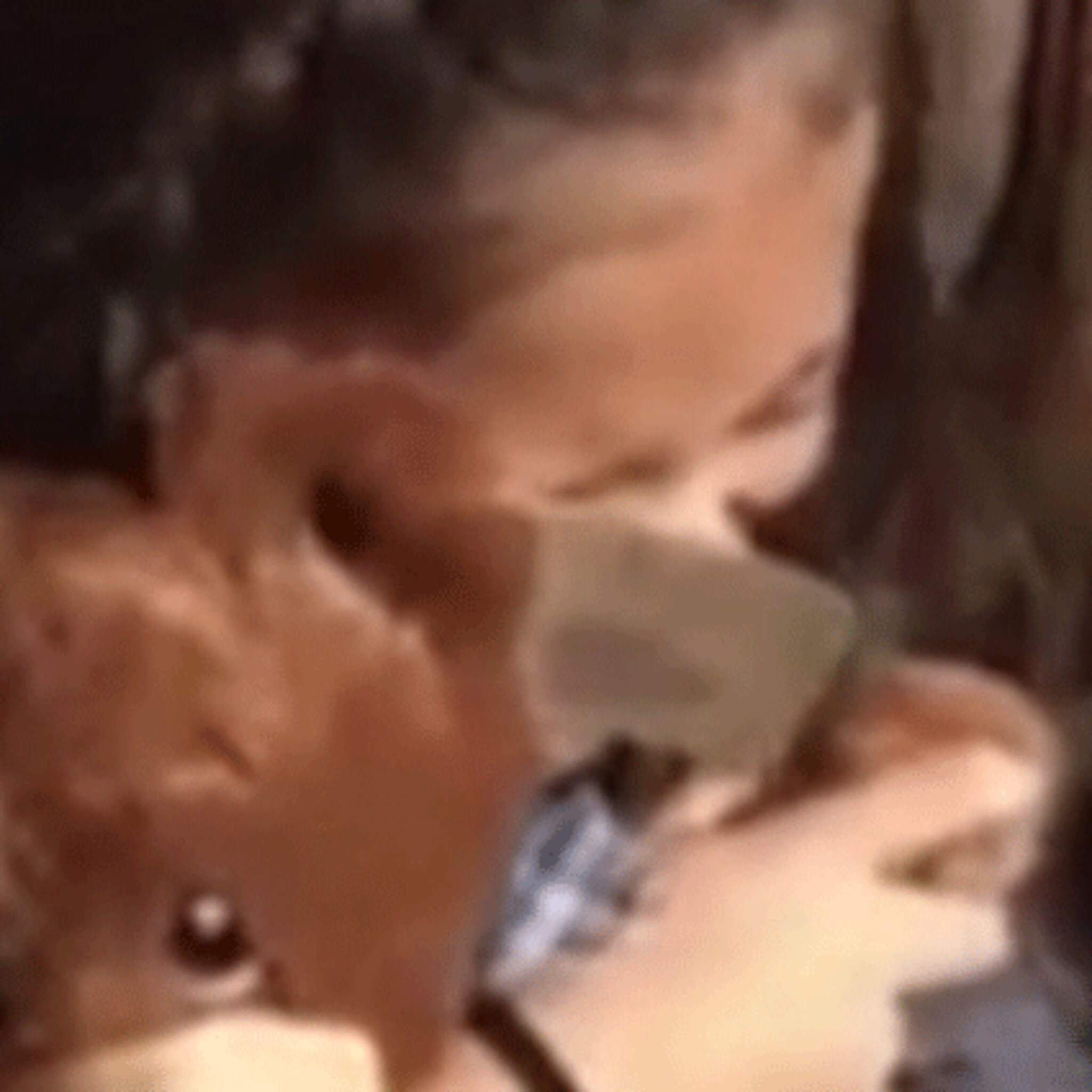 ontroerend zusjes krijgen teddybeer met stem van overleden opa