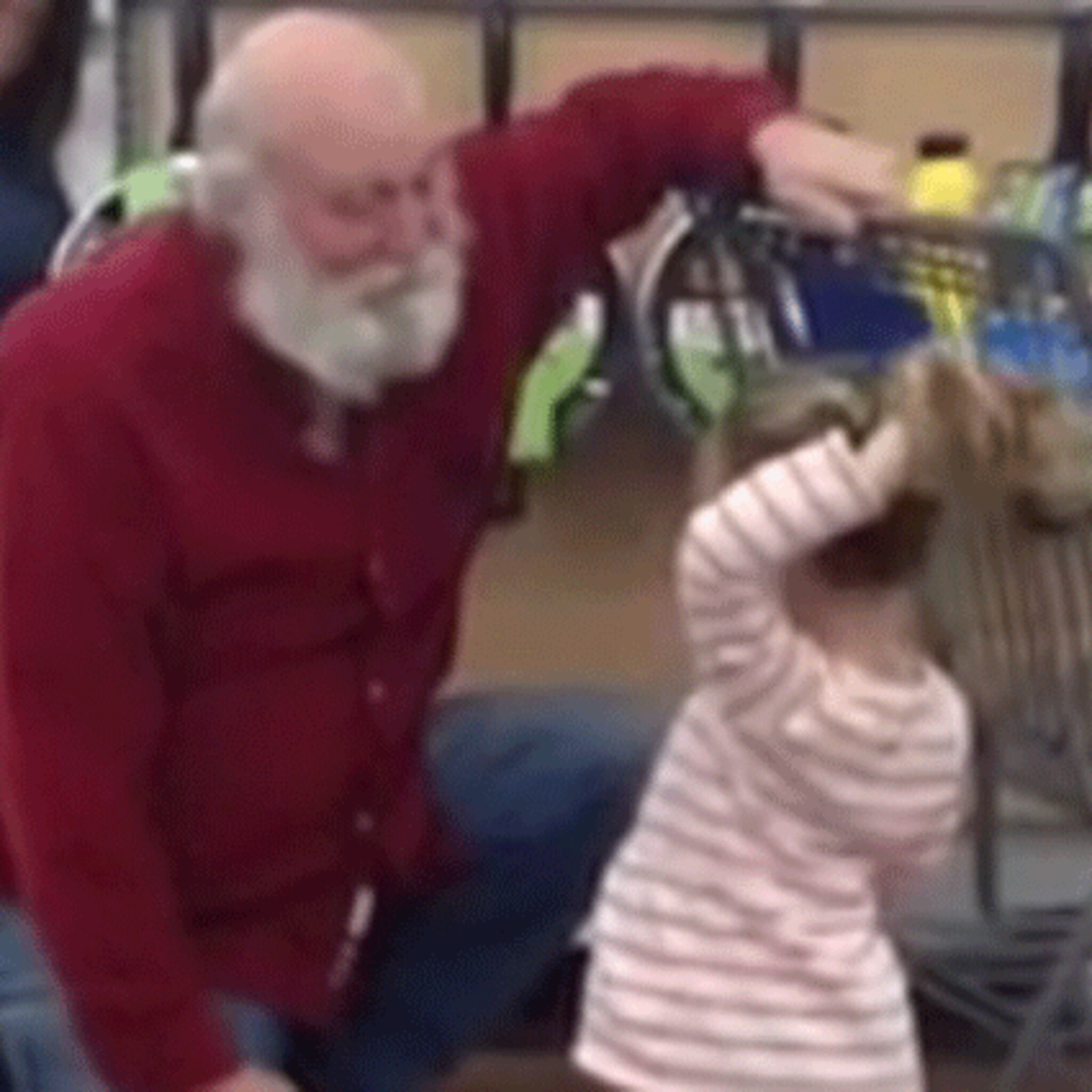 hilarisch meisje ziet winkelende man voor kerstman aan