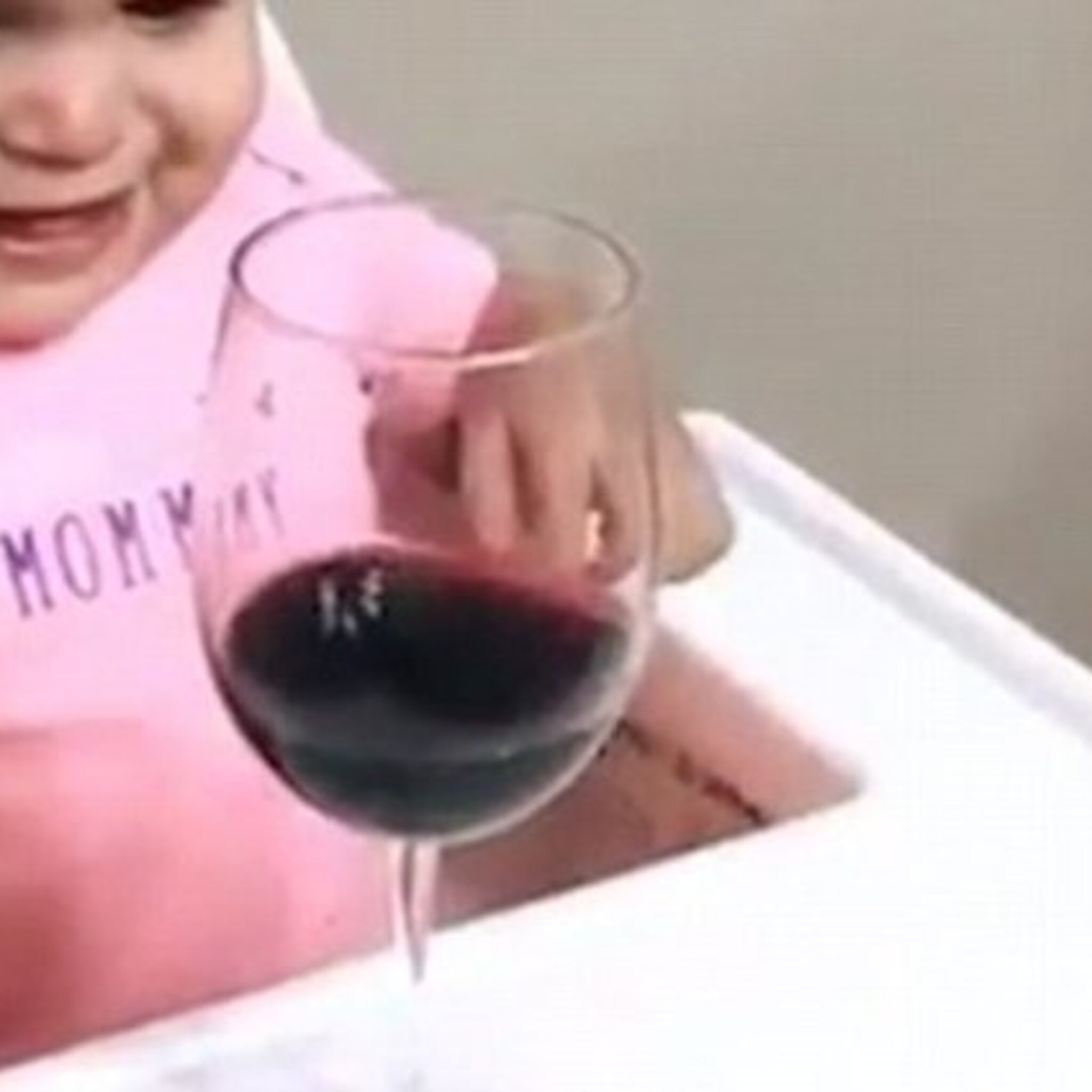 baby stopt met huilen bij het zien van een glas rode wijn