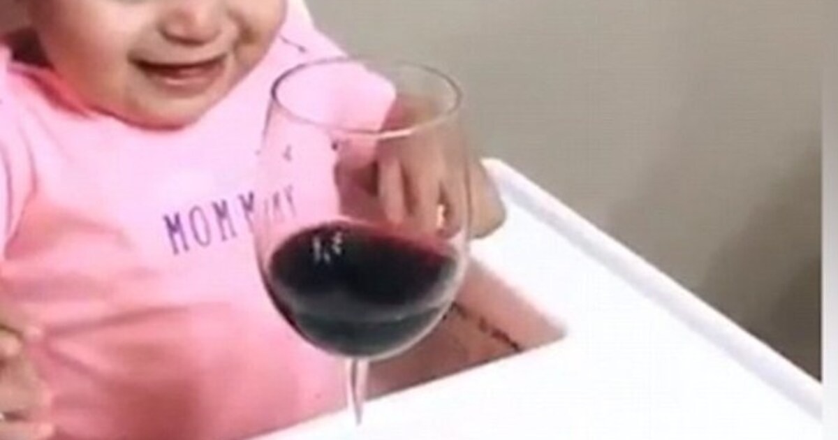Baby stopt met huilen bij het zien van een glas rode wijn