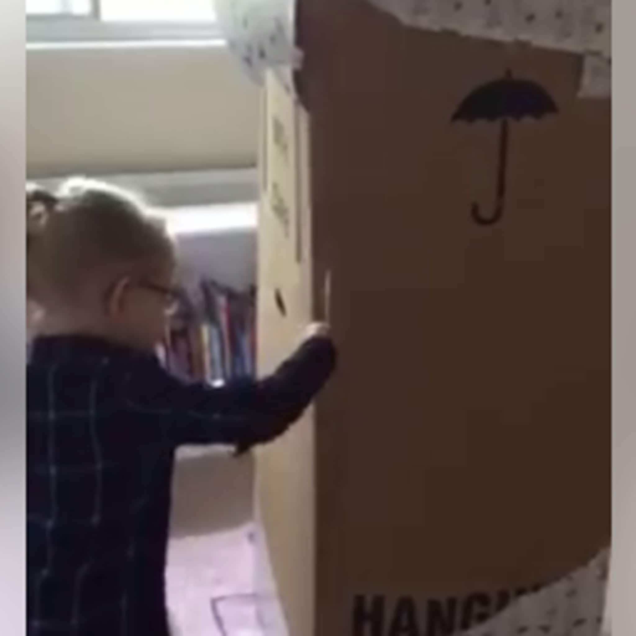 mooi vader geeft meisje verrassing van haar leven